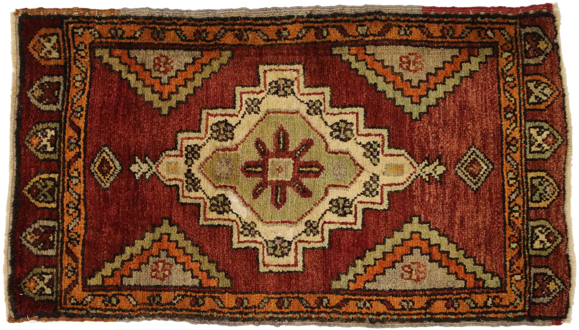 Türkischer Teppich im Vintage-Stil: Timeless Appeal trifft auf stilvolle Langlebigkeit (Oushak) im Angebot