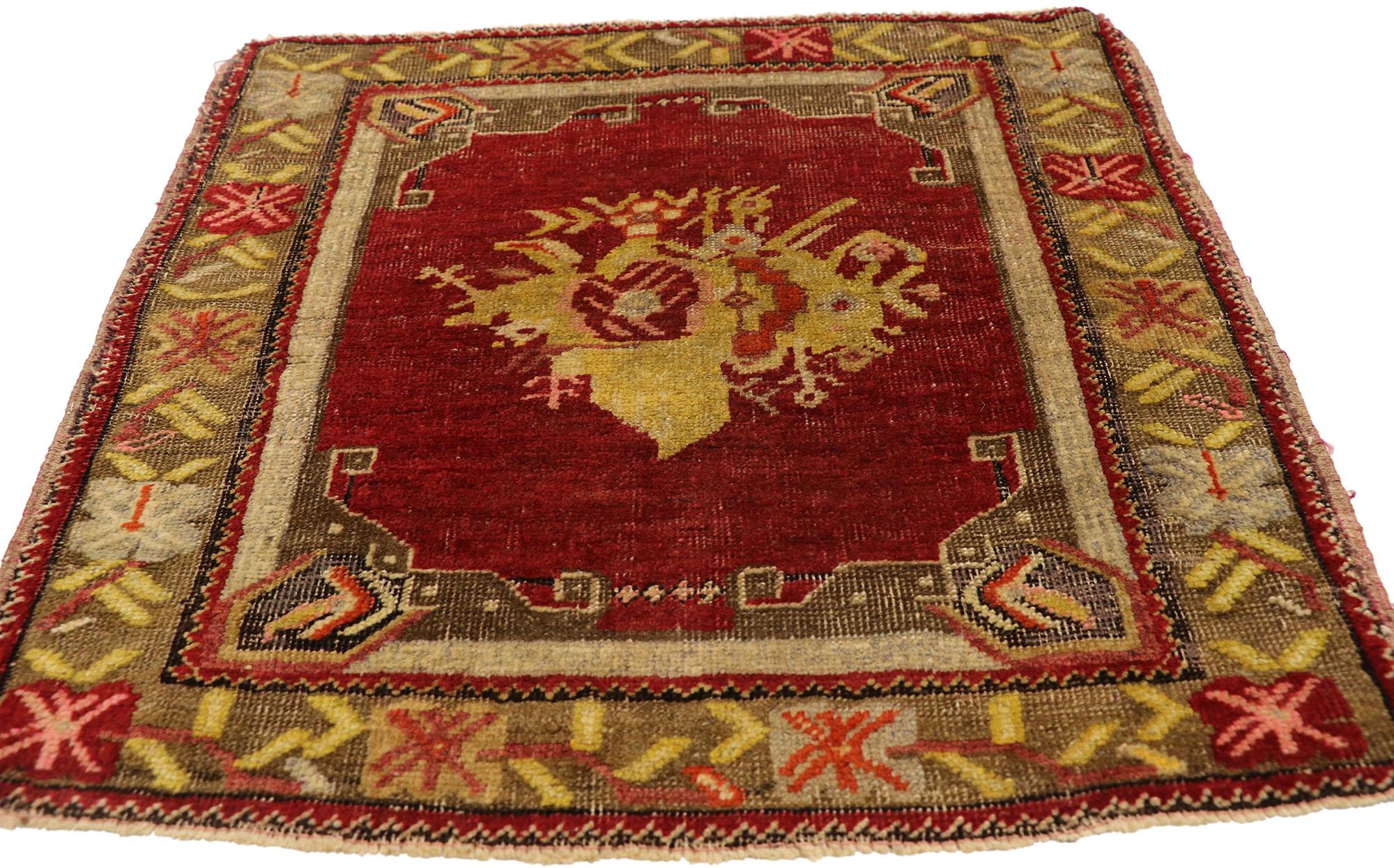 Türkischer Teppich im Vintage-Stil: Timeless Appeal trifft auf stilvolle Langlebigkeit (Oushak) im Angebot