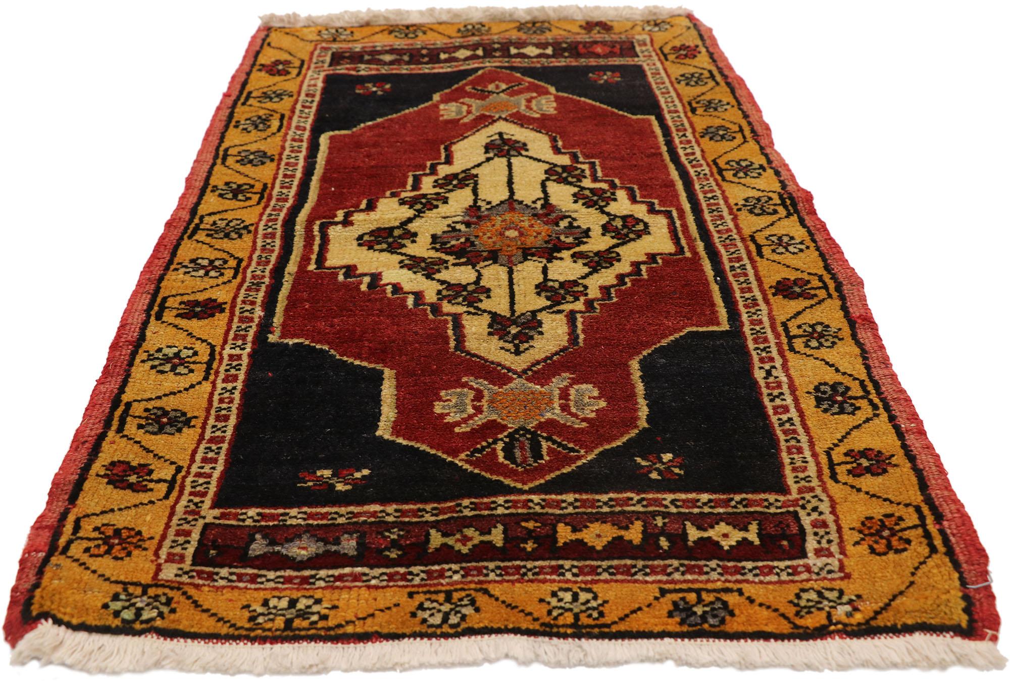 Türkischer Teppich im Vintage-Stil: Timeless Appeal trifft auf stilvolle Langlebigkeit (Oushak) im Angebot