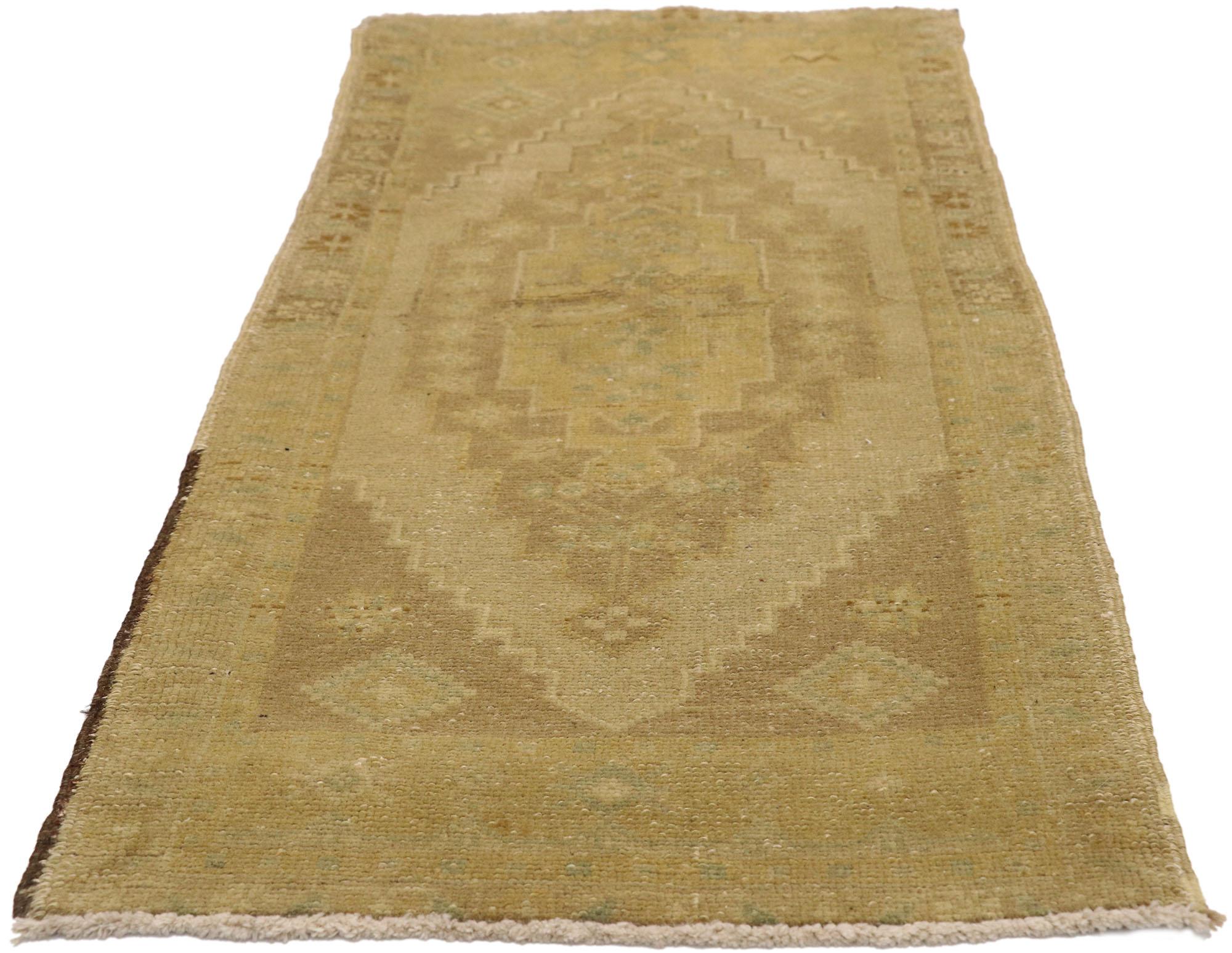 Türkischer Teppich im Vintage-Stil: Timeless Appeal trifft auf stilvolle Langlebigkeit (Oushak) im Angebot