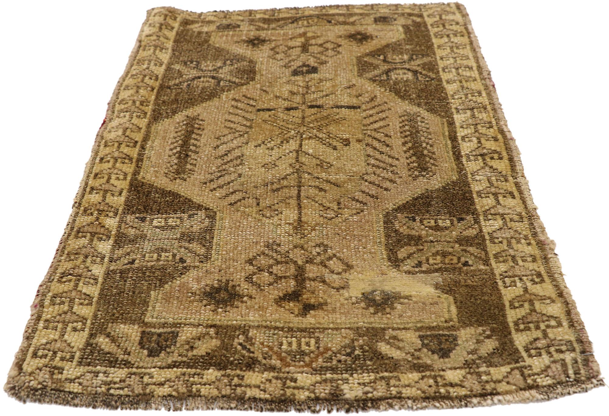 Türkischer Teppich im Vintage-Stil: Timeless Appeal trifft auf stilvolle Langlebigkeit (Oushak) im Angebot