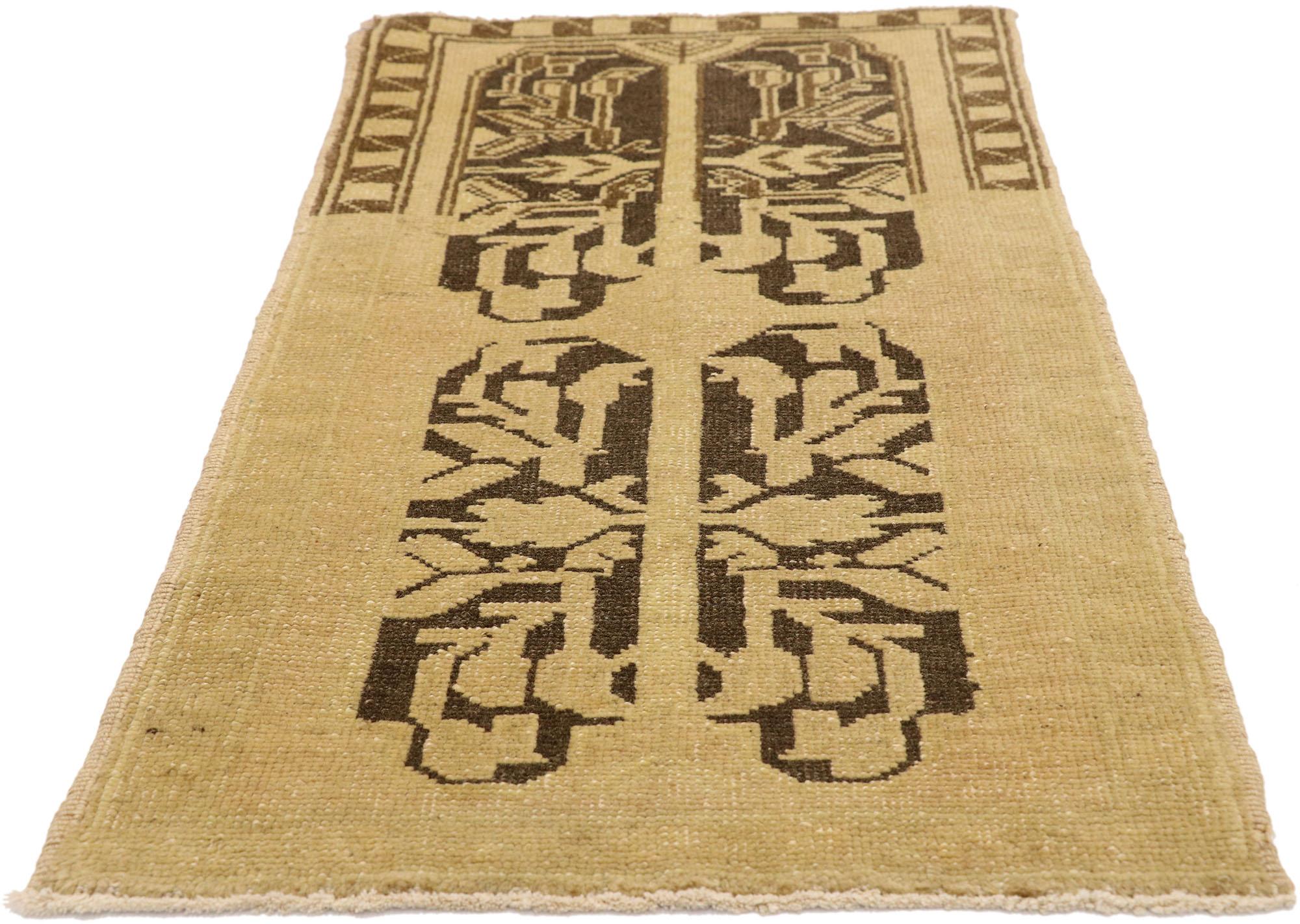 Türkischer Teppich im Vintage-Stil: Timeless Appeal trifft auf stilvolle Langlebigkeit (Oushak) im Angebot