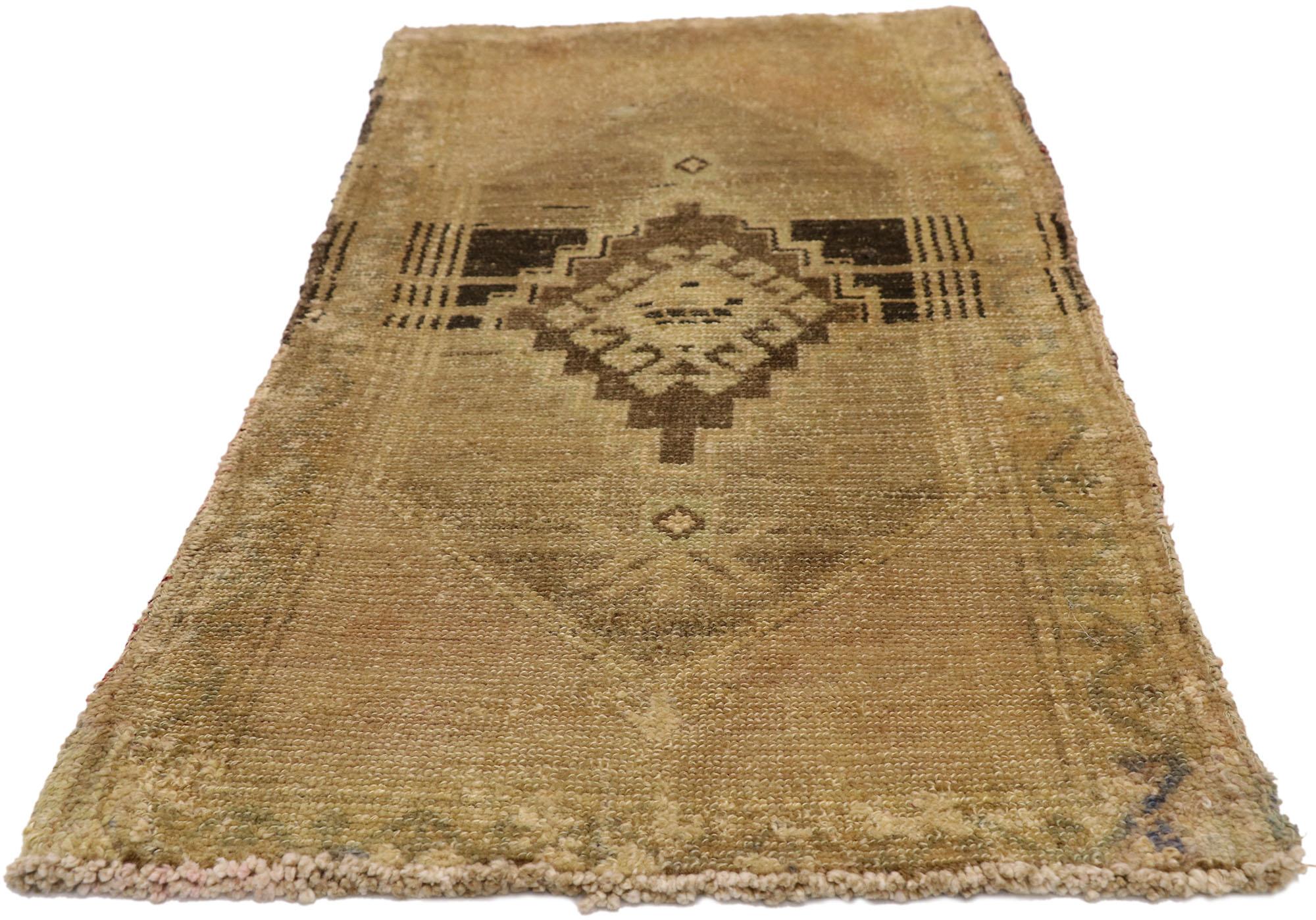 Türkischer Teppich im Vintage-Stil: Timeless Appeal trifft auf stilvolle Langlebigkeit (Oushak) im Angebot
