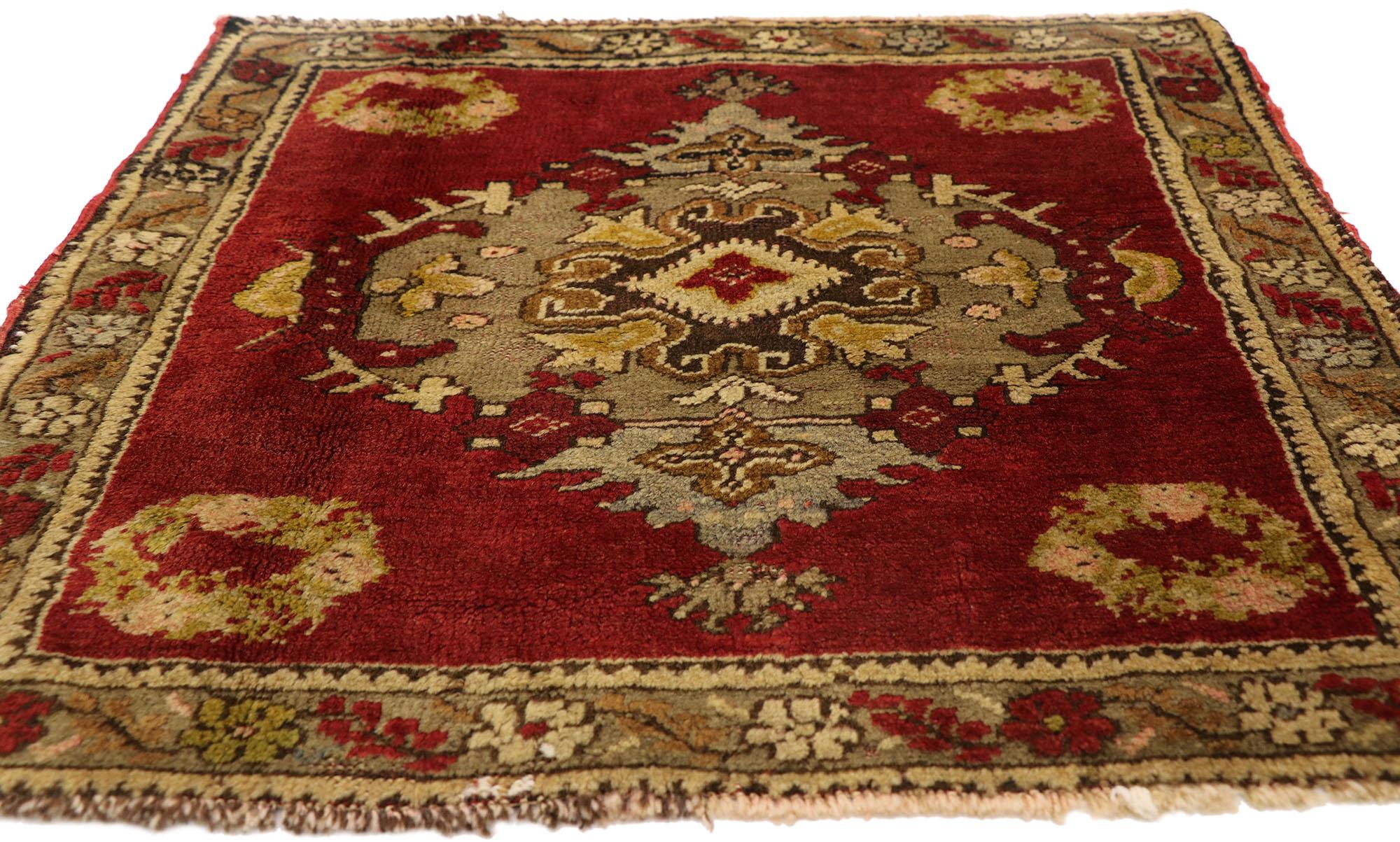 Türkischer Teppich im Vintage-Stil: Timeless Appeal trifft auf stilvolle Langlebigkeit (Oushak) im Angebot