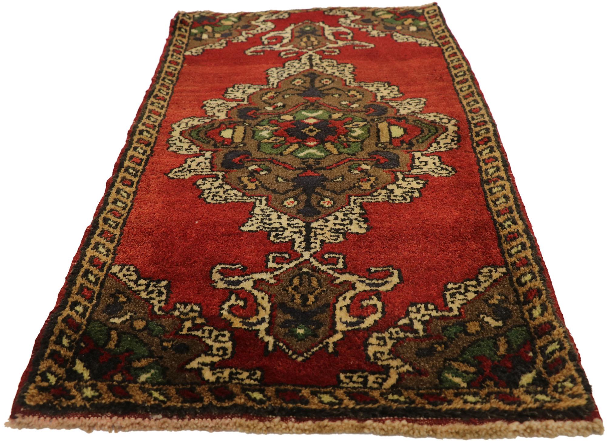 Türkischer Teppich im Vintage-Stil: Timeless Appeal trifft auf stilvolle Langlebigkeit (Oushak) im Angebot