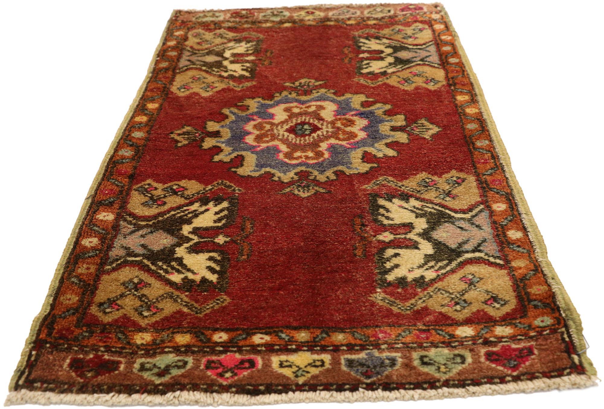 Türkischer Teppich im Vintage-Stil: Timeless Appeal trifft auf stilvolle Langlebigkeit (Oushak) im Angebot