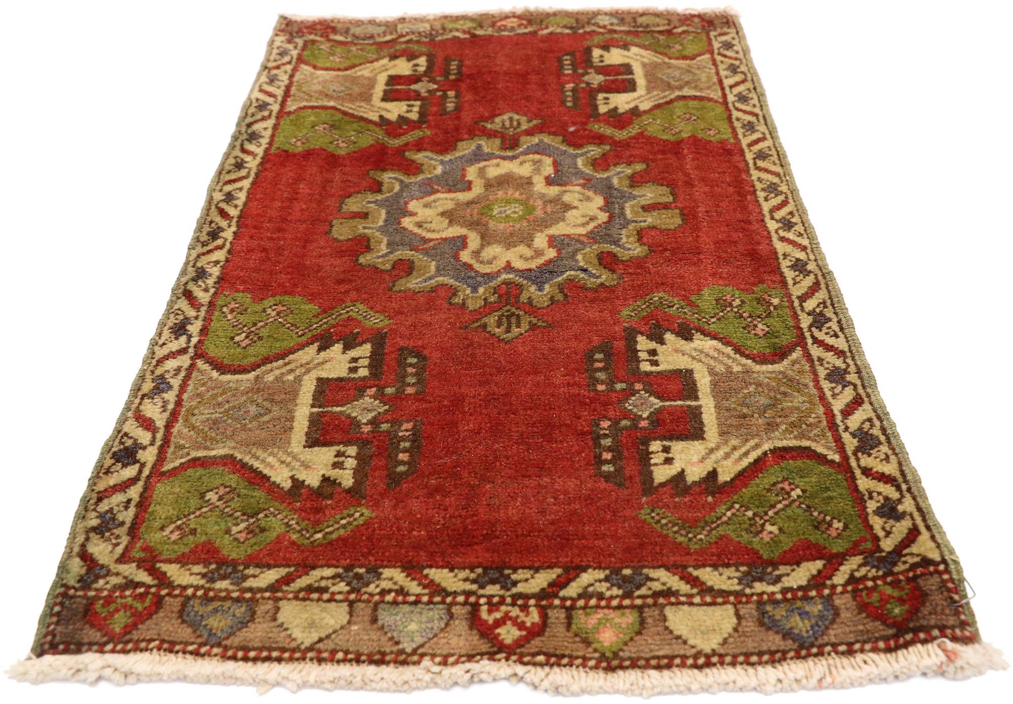 Türkischer Teppich im Vintage-Stil: Timeless Appeal trifft auf stilvolle Langlebigkeit (Oushak) im Angebot