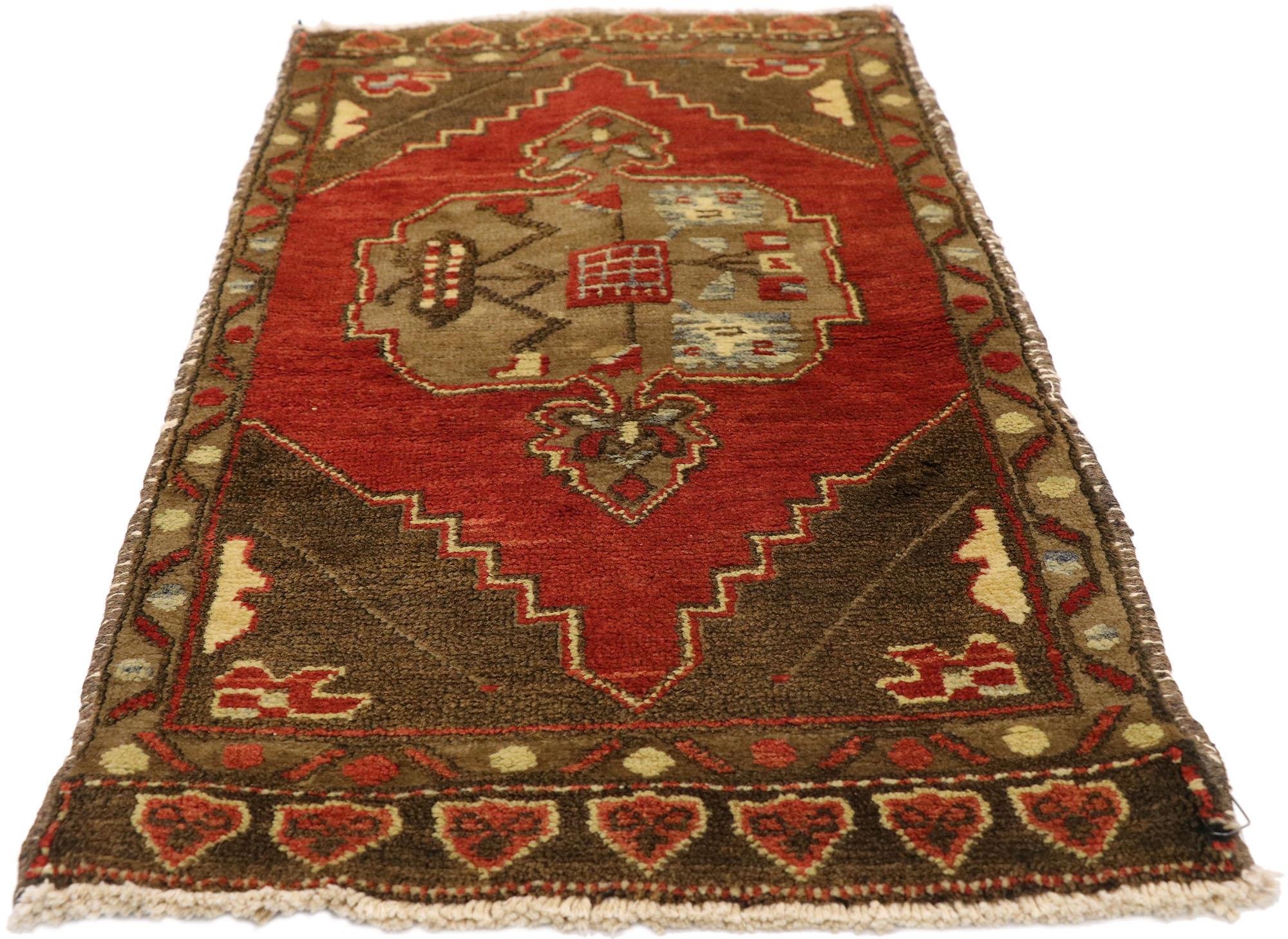 Türkischer Teppich im Vintage-Stil: Timeless Appeal trifft auf stilvolle Langlebigkeit (Oushak) im Angebot