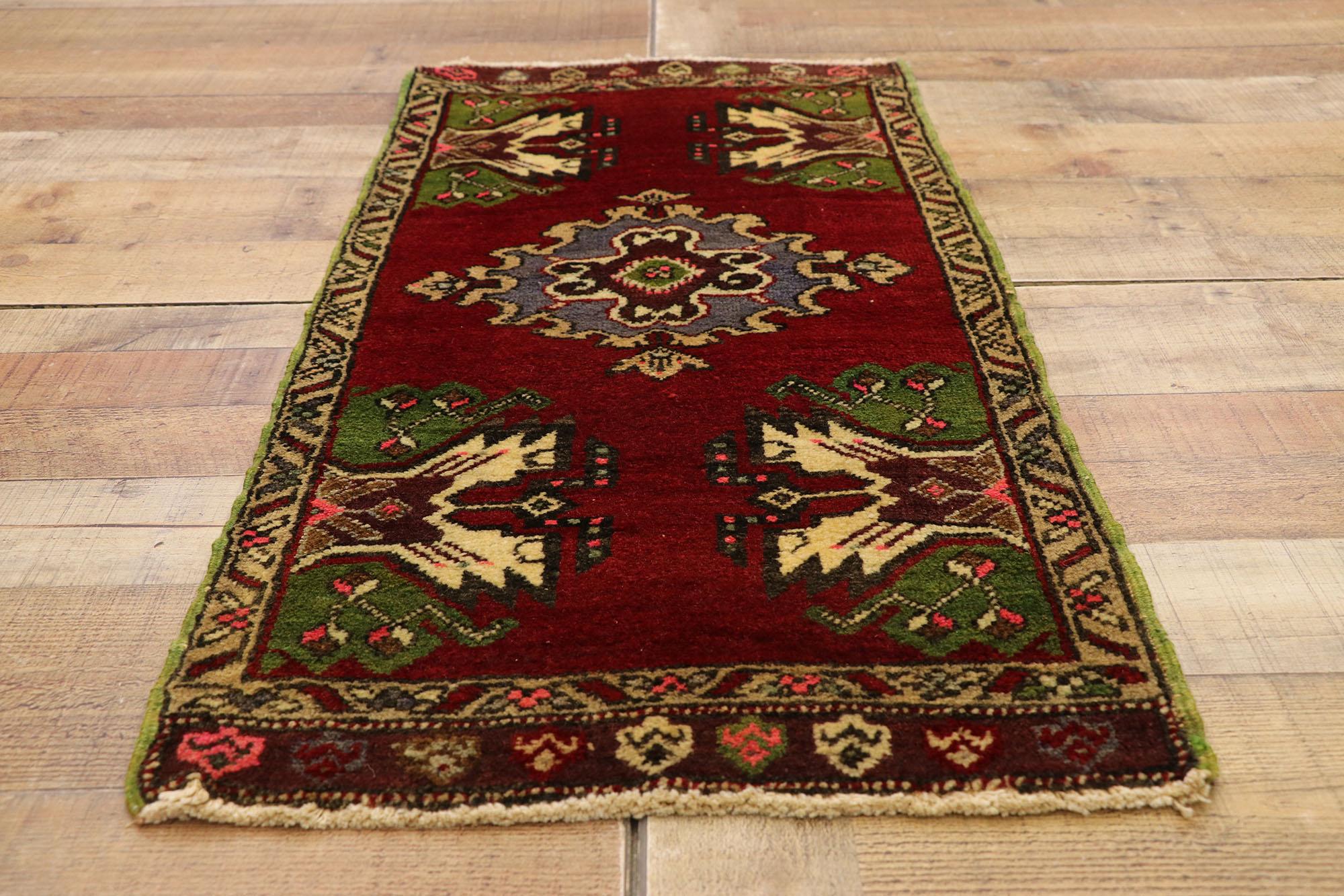 Türkischer Teppich im Vintage-Stil: Timeless Appeal trifft auf stilvolle Langlebigkeit (Oushak) im Angebot
