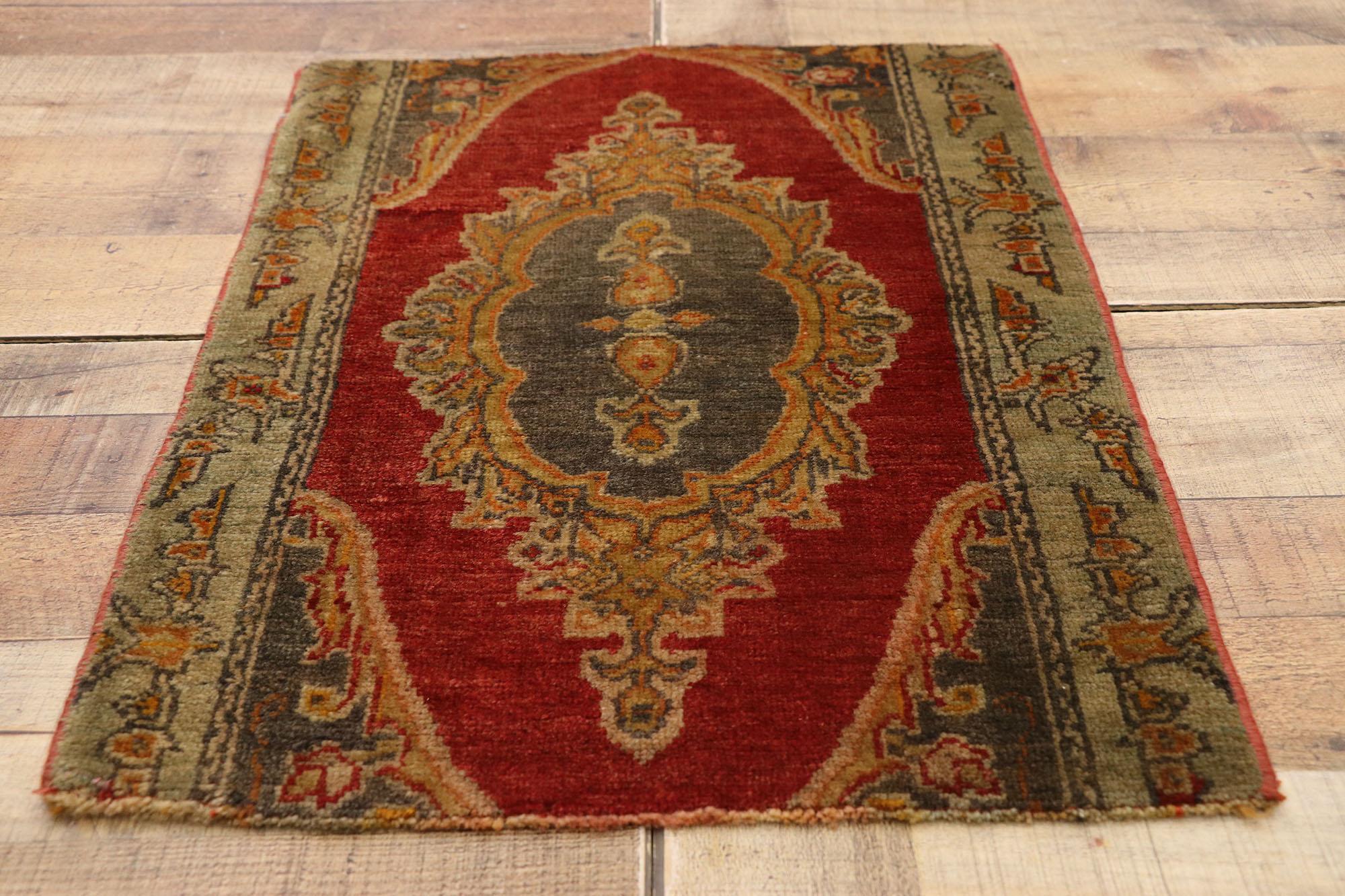 Türkischer Teppich im Vintage-Stil: Timeless Appeal trifft auf stilvolle Langlebigkeit (Handgeknüpft) im Angebot