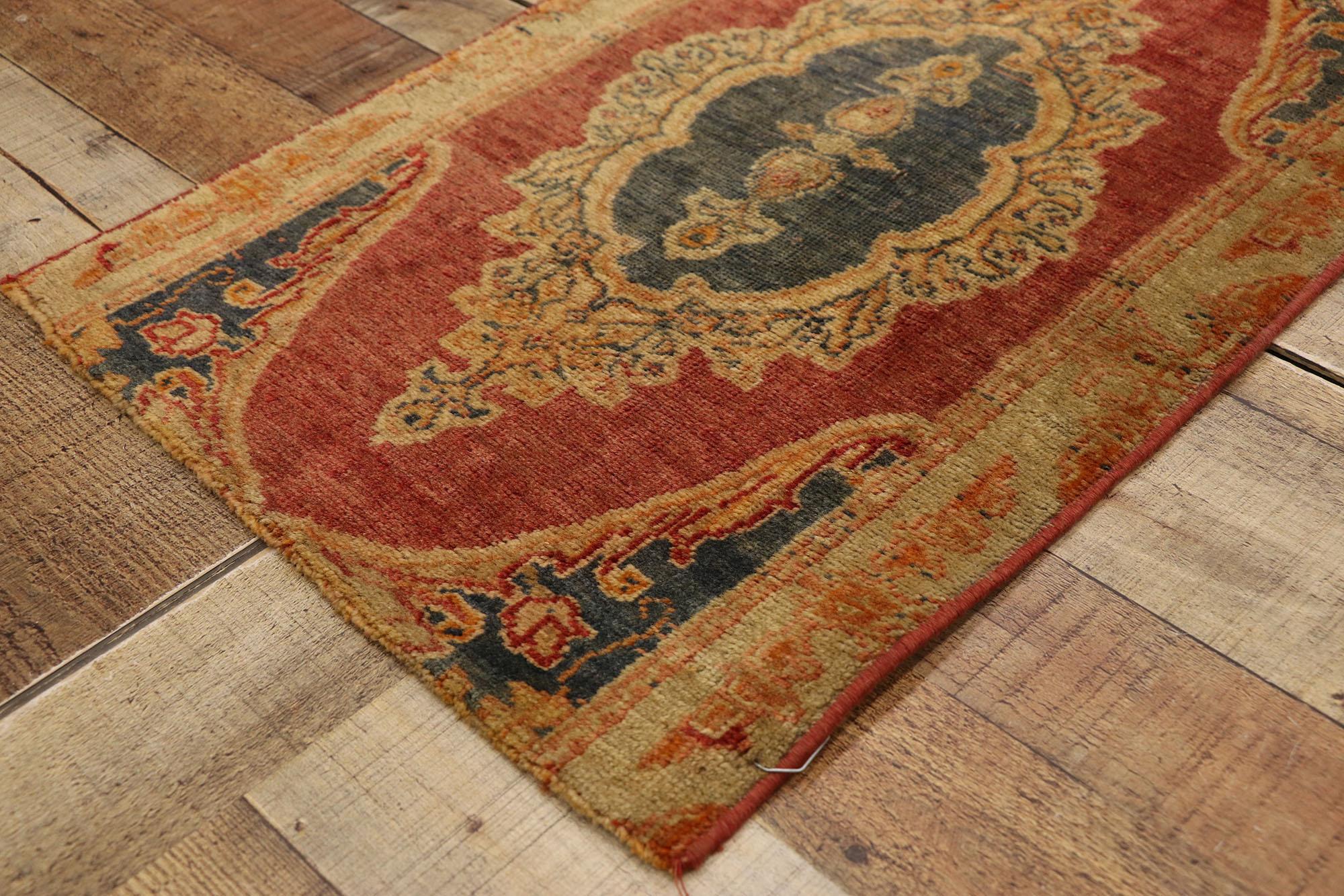 Türkischer Teppich im Vintage-Stil: Timeless Appeal trifft auf stilvolle Langlebigkeit (Handgeknüpft) im Angebot