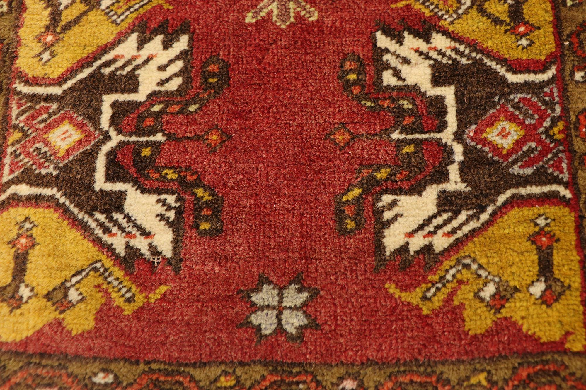 Türkischer Teppich im Vintage-Stil: Timeless Appeal trifft auf stilvolle Langlebigkeit (Handgeknüpft) im Angebot