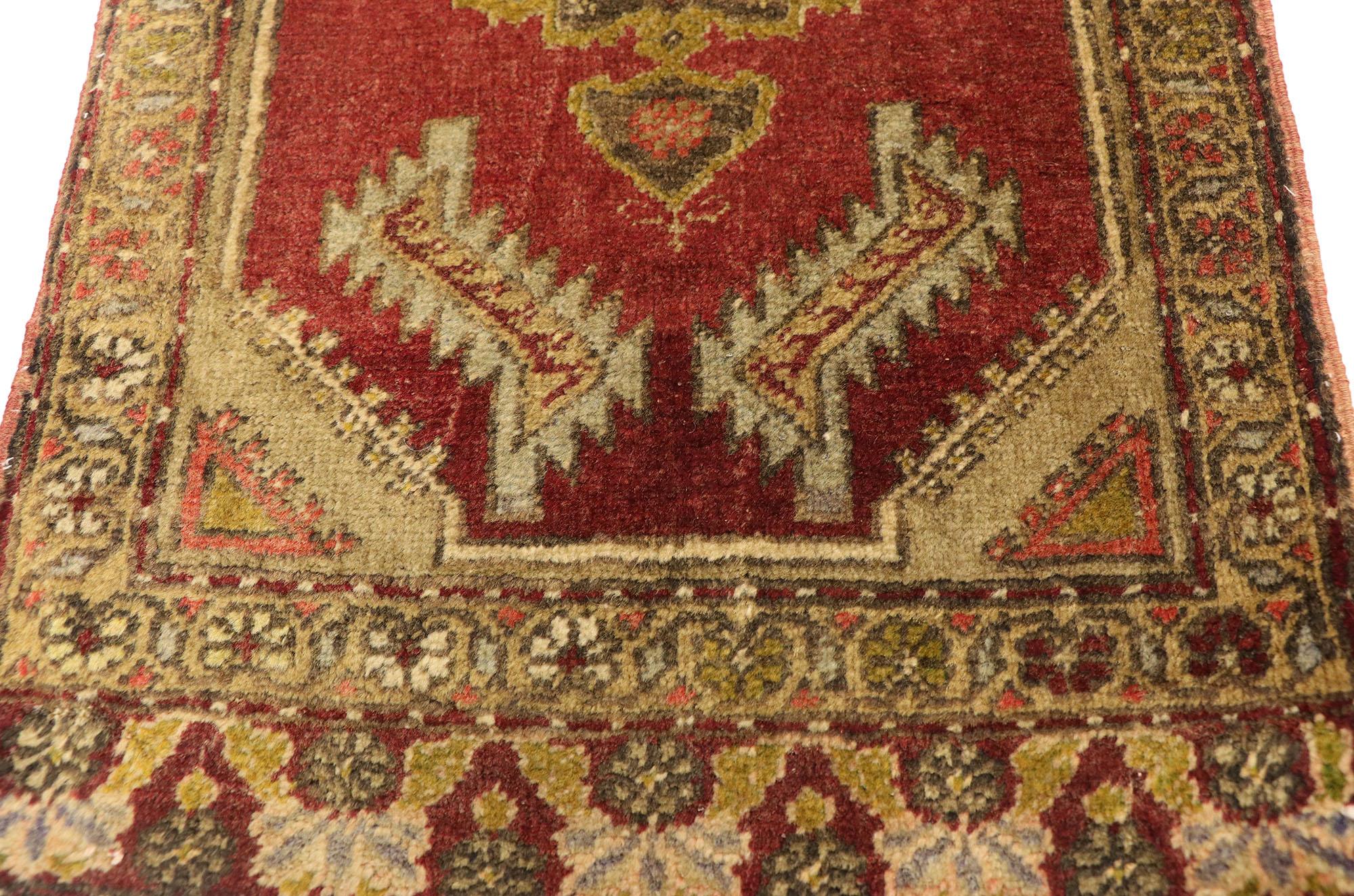 Türkischer Teppich im Vintage-Stil: Timeless Appeal trifft auf stilvolle Langlebigkeit (Handgeknüpft) im Angebot