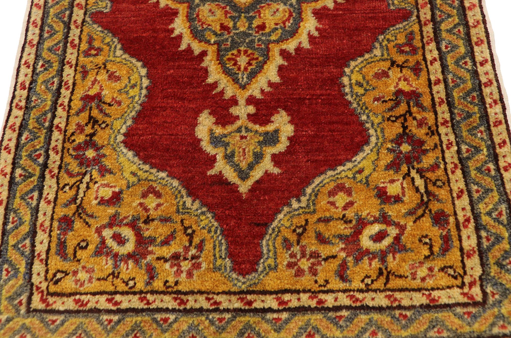 Türkischer Teppich im Vintage-Stil: Timeless Appeal trifft auf stilvolle Langlebigkeit (Handgeknüpft) im Angebot