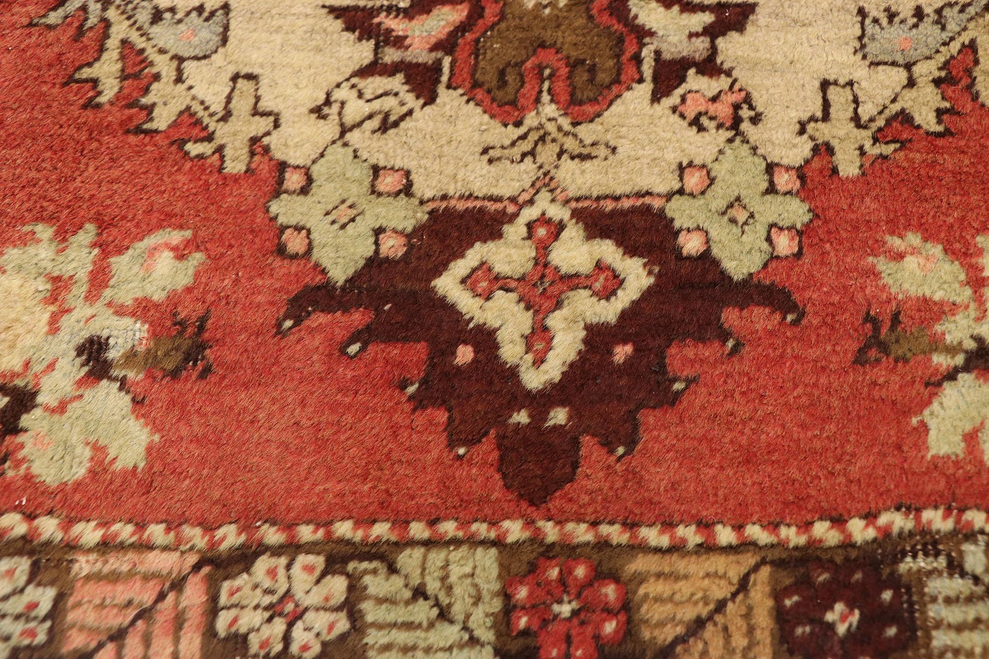 Türkischer Teppich im Vintage-Stil: Timeless Appeal trifft auf stilvolle Langlebigkeit (Handgeknüpft) im Angebot