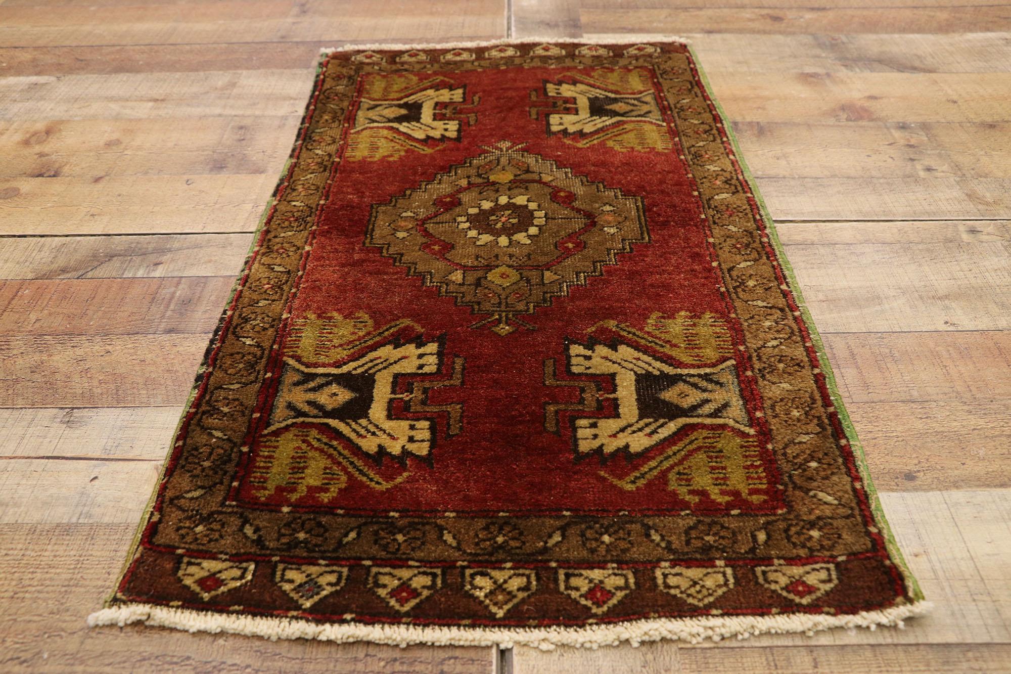 Türkischer Teppich im Vintage-Stil: Timeless Appeal trifft auf stilvolle Langlebigkeit (Handgeknüpft) im Angebot