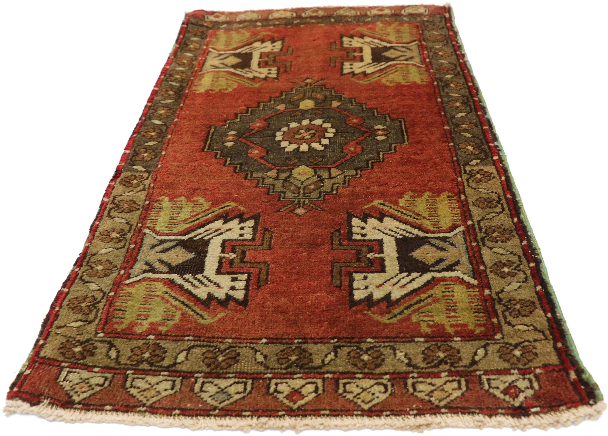 Türkischer Teppich im Vintage-Stil: Timeless Appeal trifft auf stilvolle Langlebigkeit (Handgeknüpft) im Angebot