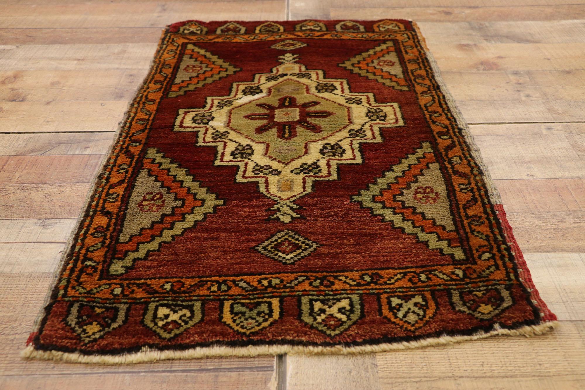 Türkischer Teppich im Vintage-Stil: Timeless Appeal trifft auf stilvolle Langlebigkeit (Handgeknüpft) im Angebot