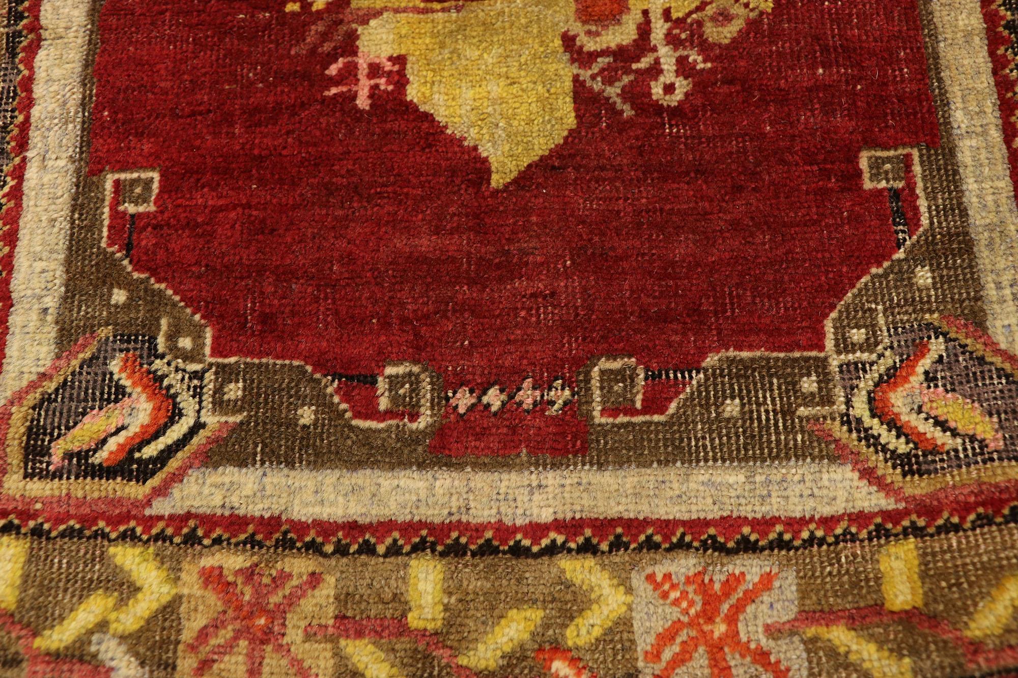 Türkischer Teppich im Vintage-Stil: Timeless Appeal trifft auf stilvolle Langlebigkeit (Handgeknüpft) im Angebot