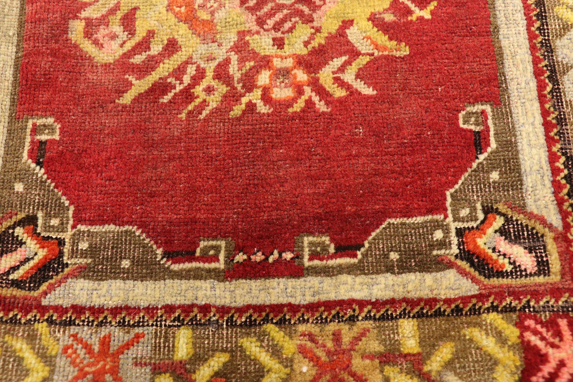 Türkischer Teppich im Vintage-Stil: Timeless Appeal trifft auf stilvolle Langlebigkeit (Handgeknüpft) im Angebot
