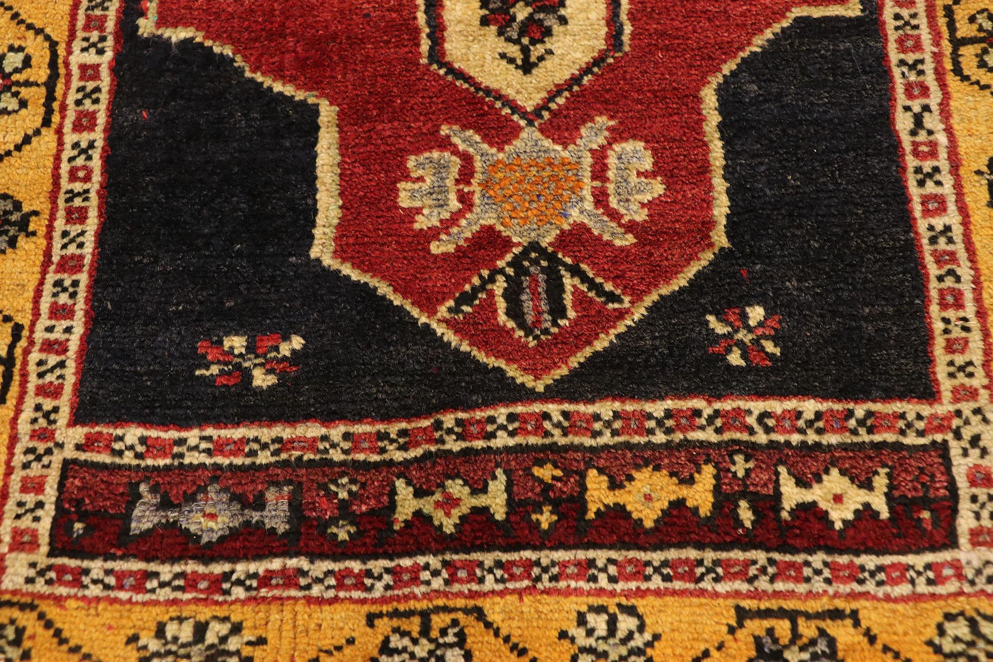 Türkischer Teppich im Vintage-Stil: Timeless Appeal trifft auf stilvolle Langlebigkeit (Handgeknüpft) im Angebot