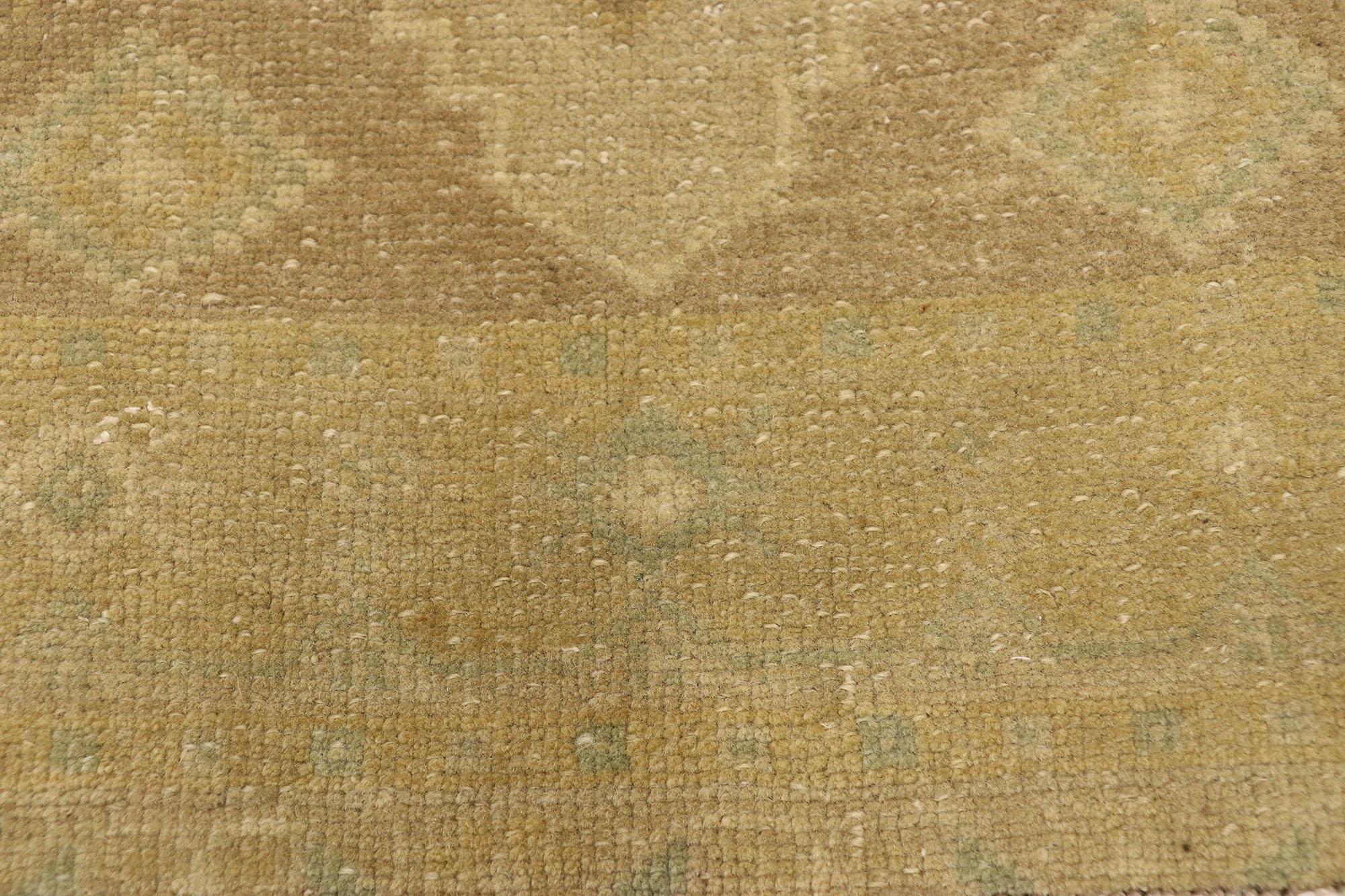 Türkischer Teppich im Vintage-Stil: Timeless Appeal trifft auf stilvolle Langlebigkeit (Handgeknüpft) im Angebot