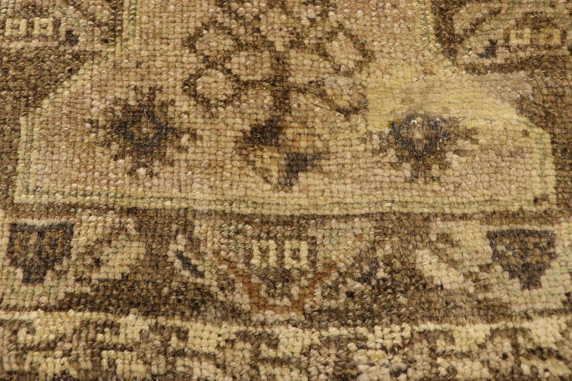 Türkischer Teppich im Vintage-Stil: Timeless Appeal trifft auf stilvolle Langlebigkeit (Handgeknüpft) im Angebot