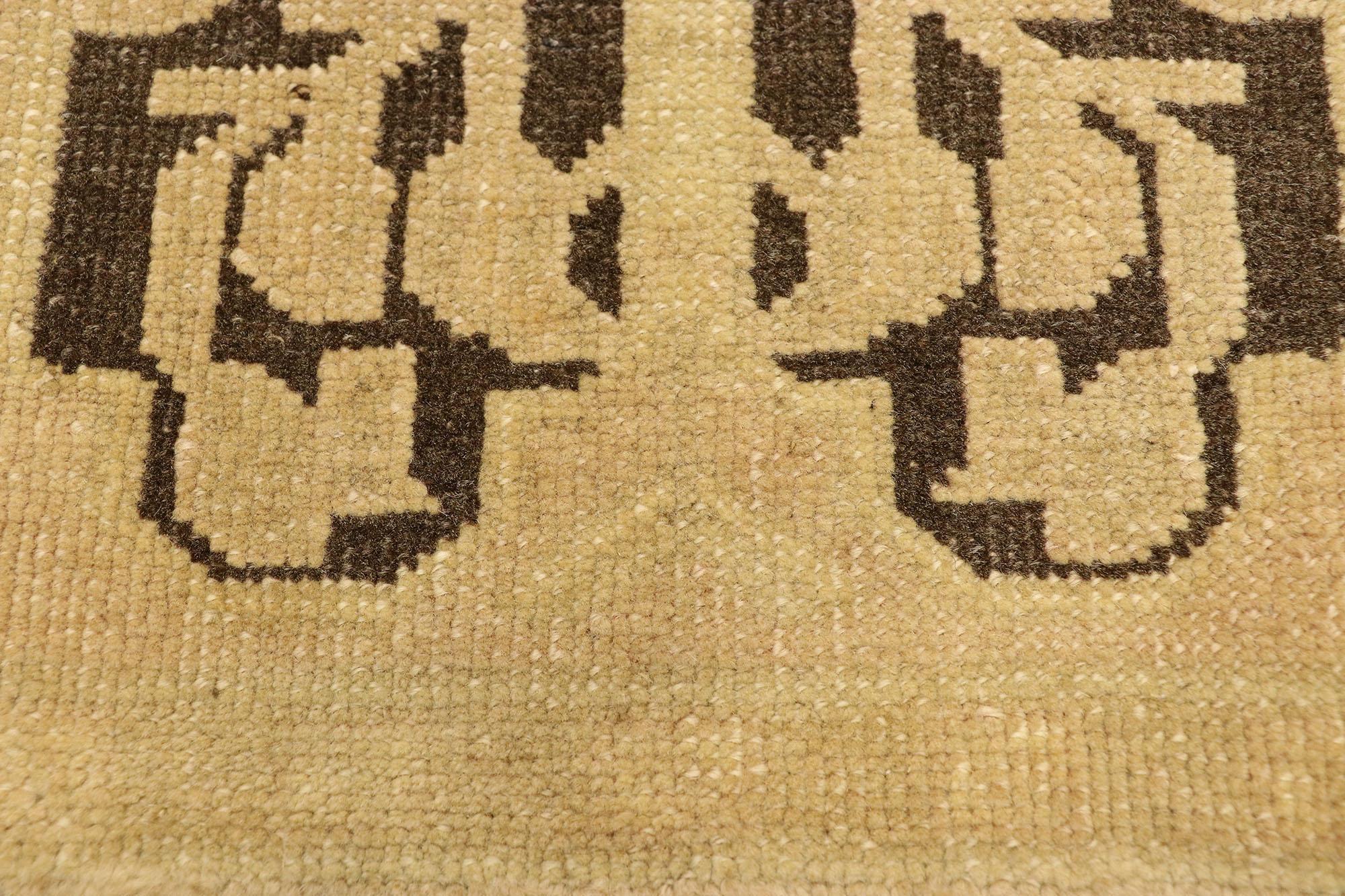 Türkischer Teppich im Vintage-Stil: Timeless Appeal trifft auf stilvolle Langlebigkeit (Handgeknüpft) im Angebot
