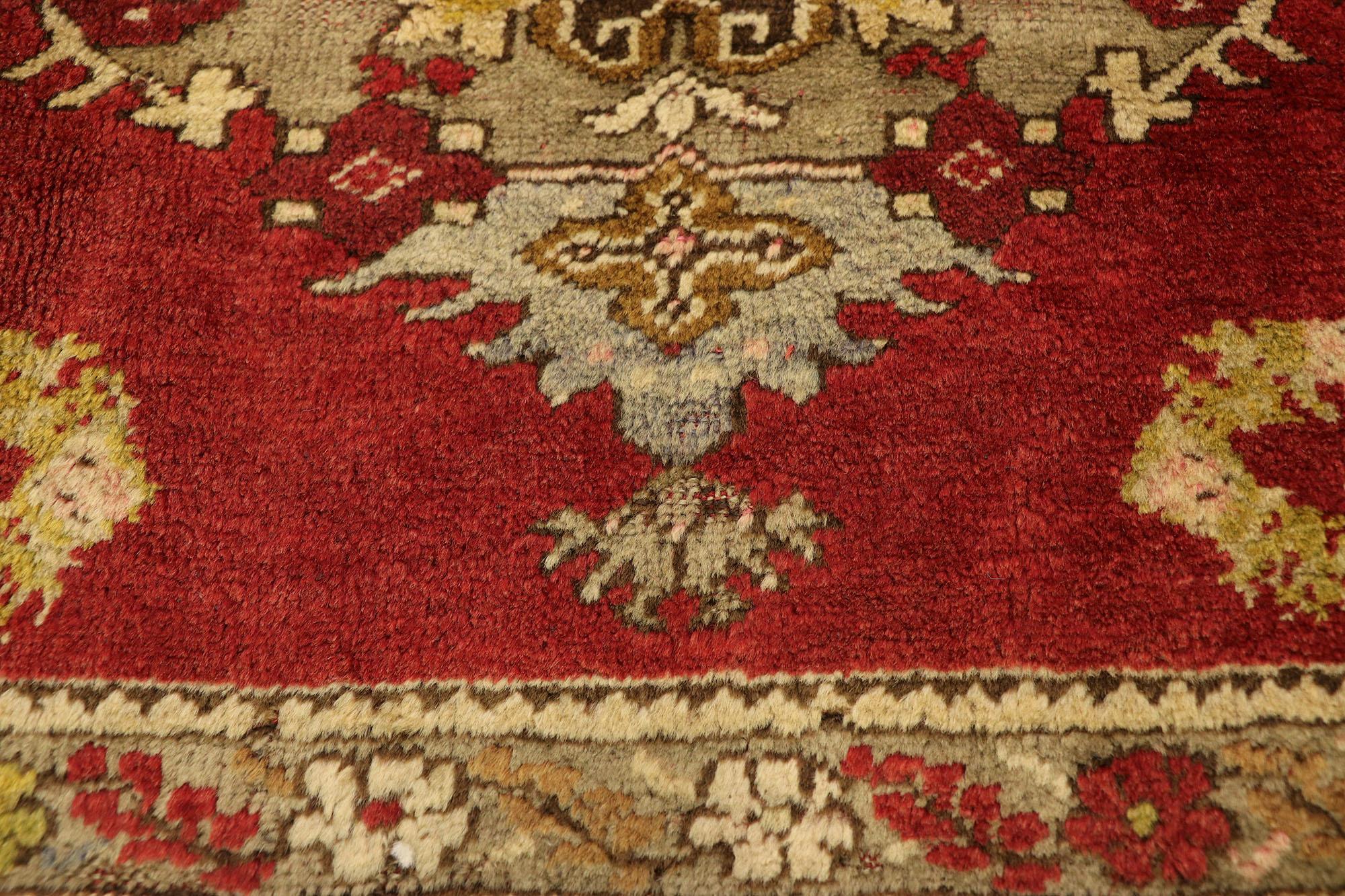 Türkischer Teppich im Vintage-Stil: Timeless Appeal trifft auf stilvolle Langlebigkeit (Handgeknüpft) im Angebot