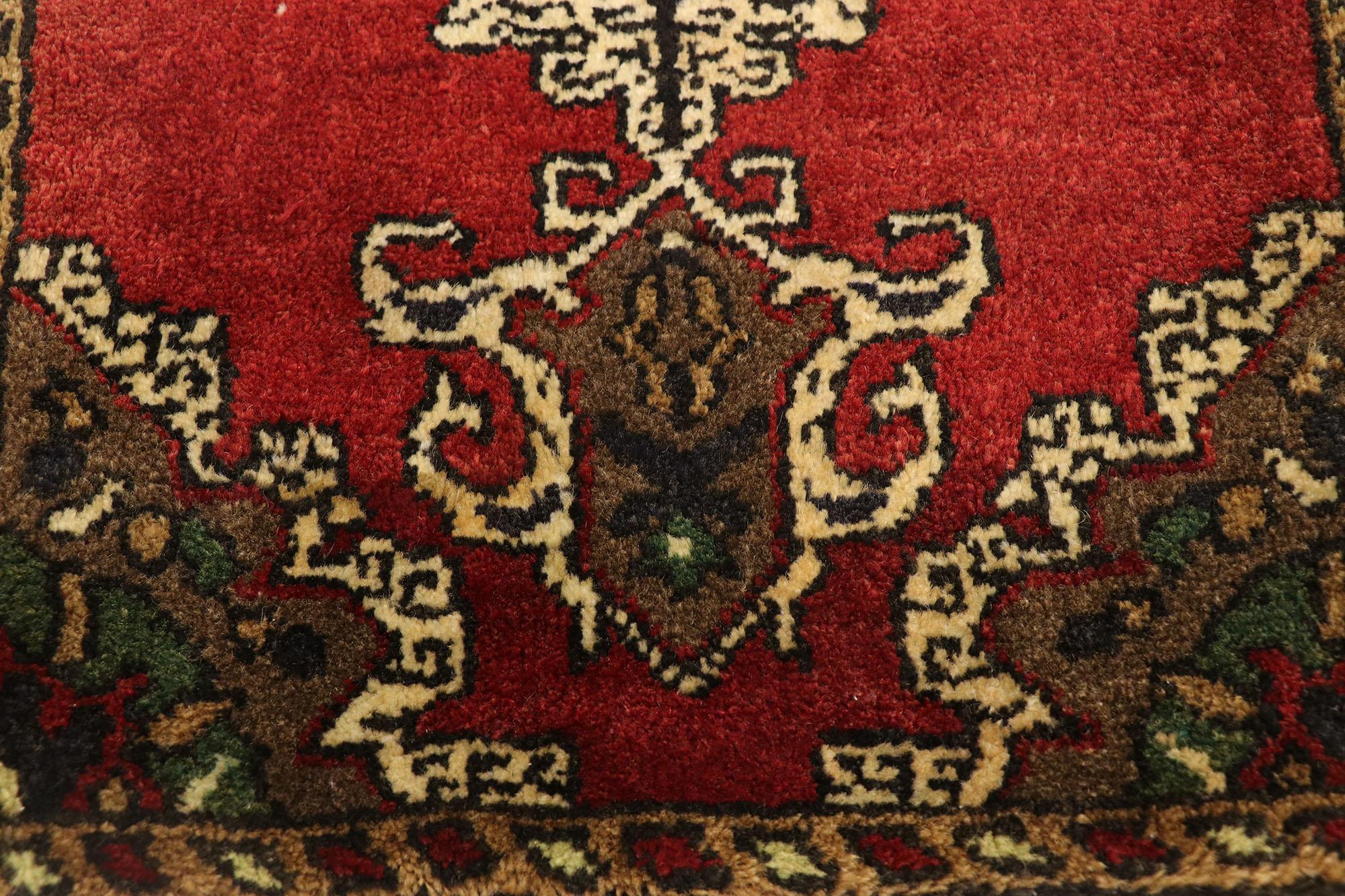 Türkischer Teppich im Vintage-Stil: Timeless Appeal trifft auf stilvolle Langlebigkeit (Handgeknüpft) im Angebot