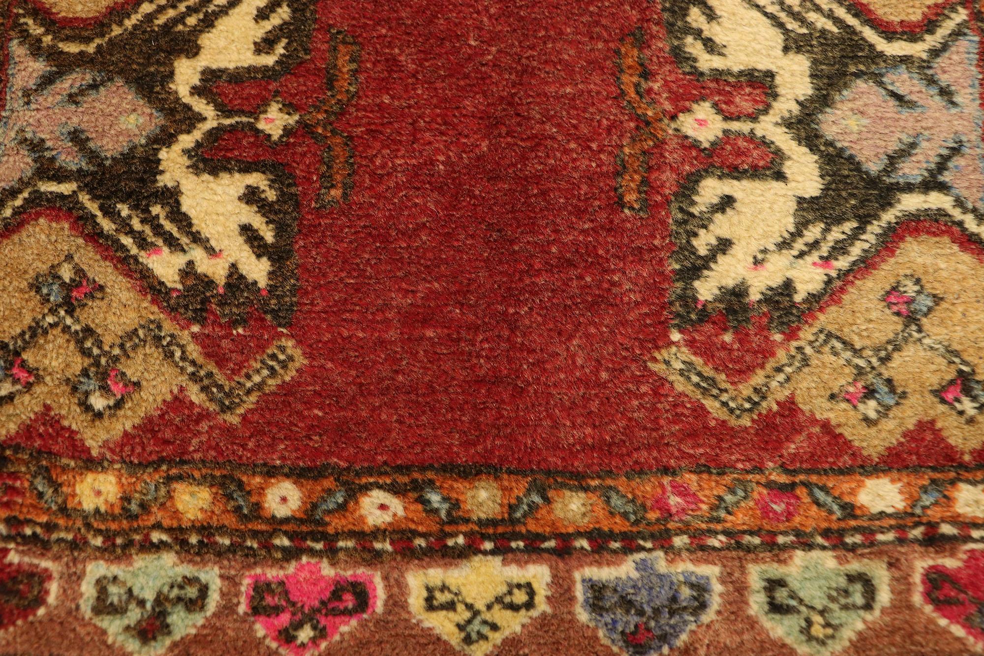Türkischer Teppich im Vintage-Stil: Timeless Appeal trifft auf stilvolle Langlebigkeit (Handgeknüpft) im Angebot