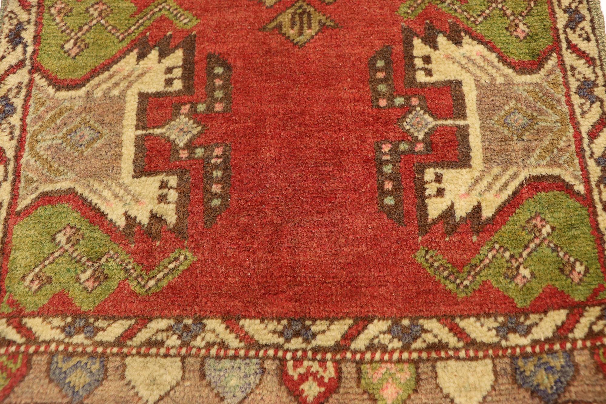 Türkischer Teppich im Vintage-Stil: Timeless Appeal trifft auf stilvolle Langlebigkeit (Handgeknüpft) im Angebot