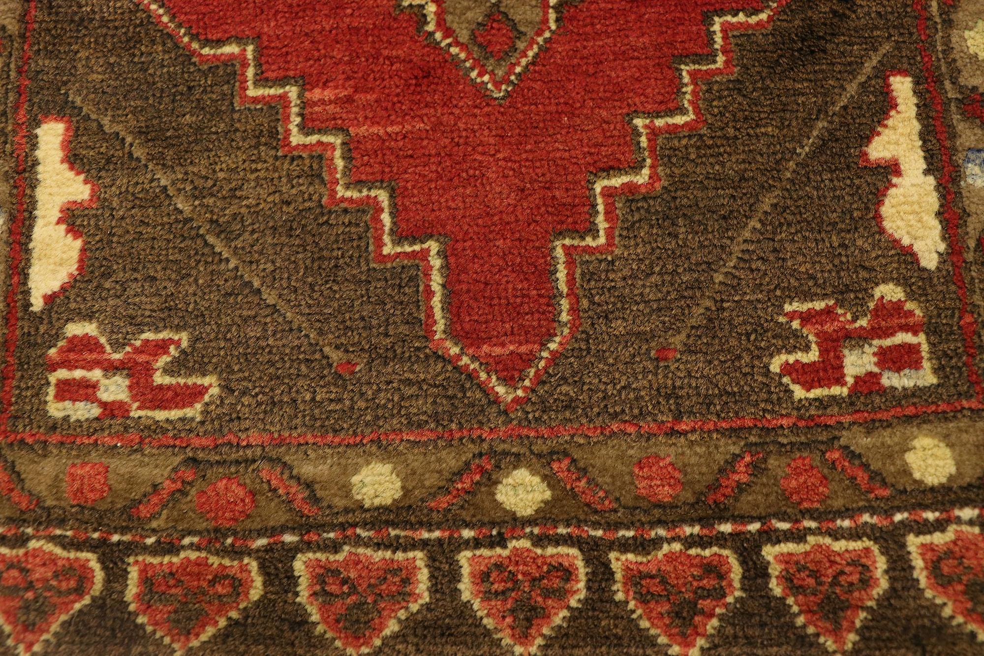 Türkischer Teppich im Vintage-Stil: Timeless Appeal trifft auf stilvolle Langlebigkeit (Handgeknüpft) im Angebot