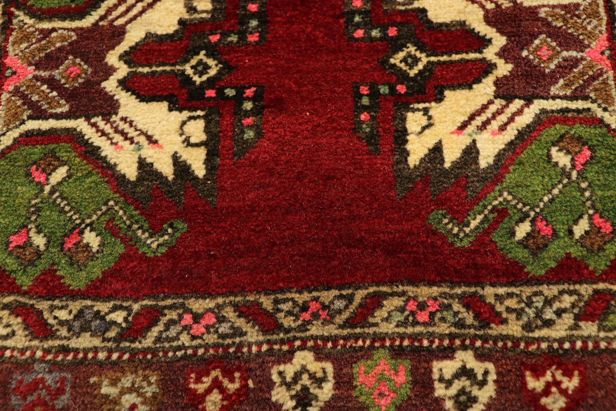 Türkischer Teppich im Vintage-Stil: Timeless Appeal trifft auf stilvolle Langlebigkeit (Handgeknüpft) im Angebot