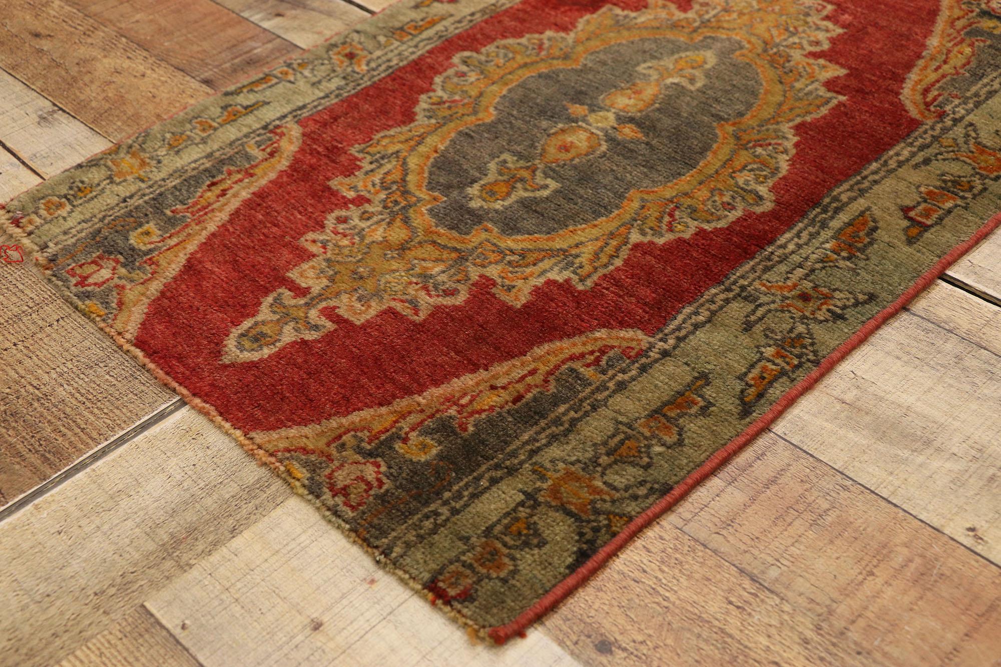 Türkischer Teppich im Vintage-Stil: Timeless Appeal trifft auf stilvolle Langlebigkeit im Zustand „Gut“ im Angebot in Dallas, TX
