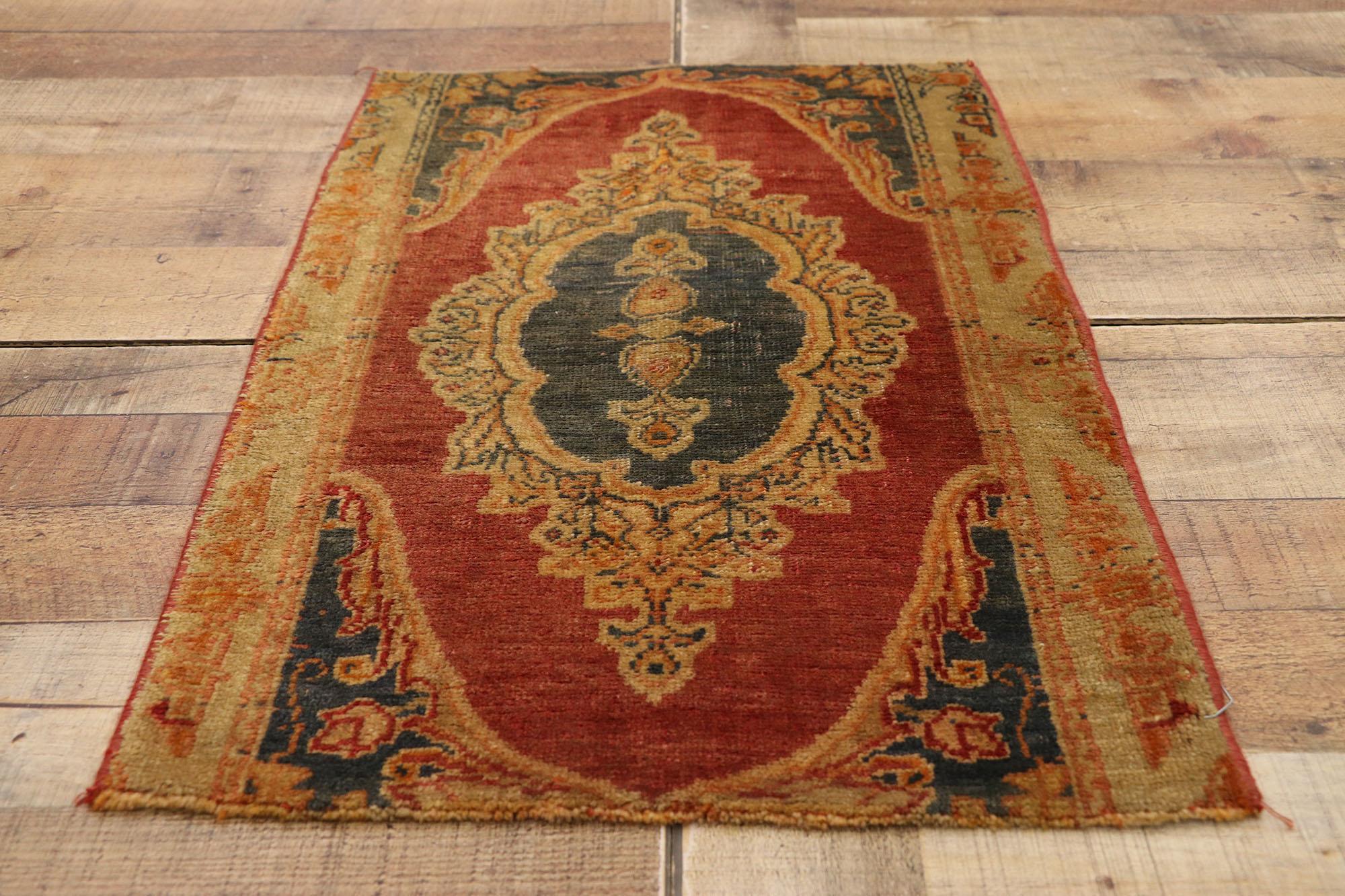 Türkischer Teppich im Vintage-Stil: Timeless Appeal trifft auf stilvolle Langlebigkeit im Zustand „Gut“ im Angebot in Dallas, TX