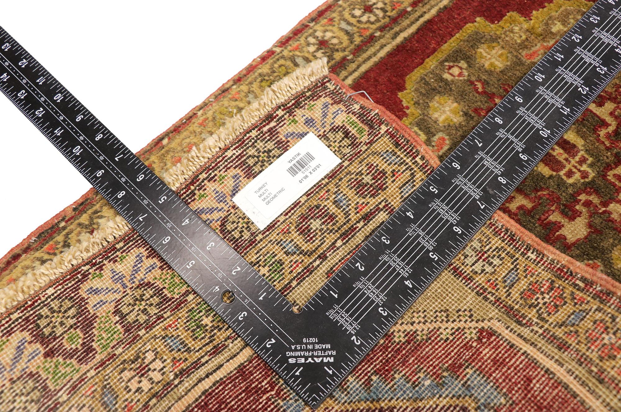 Türkischer Teppich im Vintage-Stil: Timeless Appeal trifft auf stilvolle Langlebigkeit im Zustand „Gut“ im Angebot in Dallas, TX