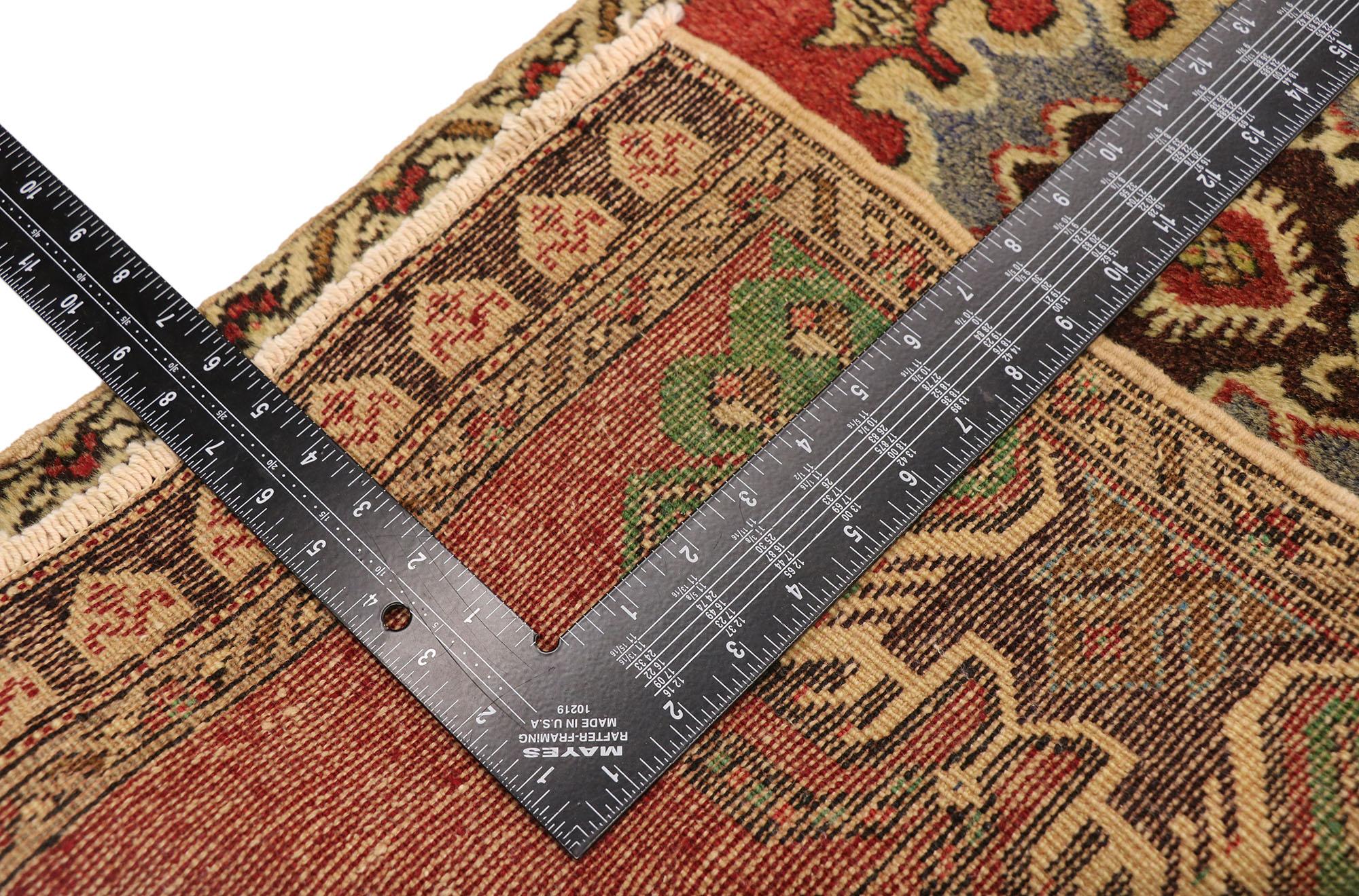 Türkischer Teppich im Vintage-Stil: Timeless Appeal trifft auf stilvolle Langlebigkeit im Zustand „Gut“ im Angebot in Dallas, TX