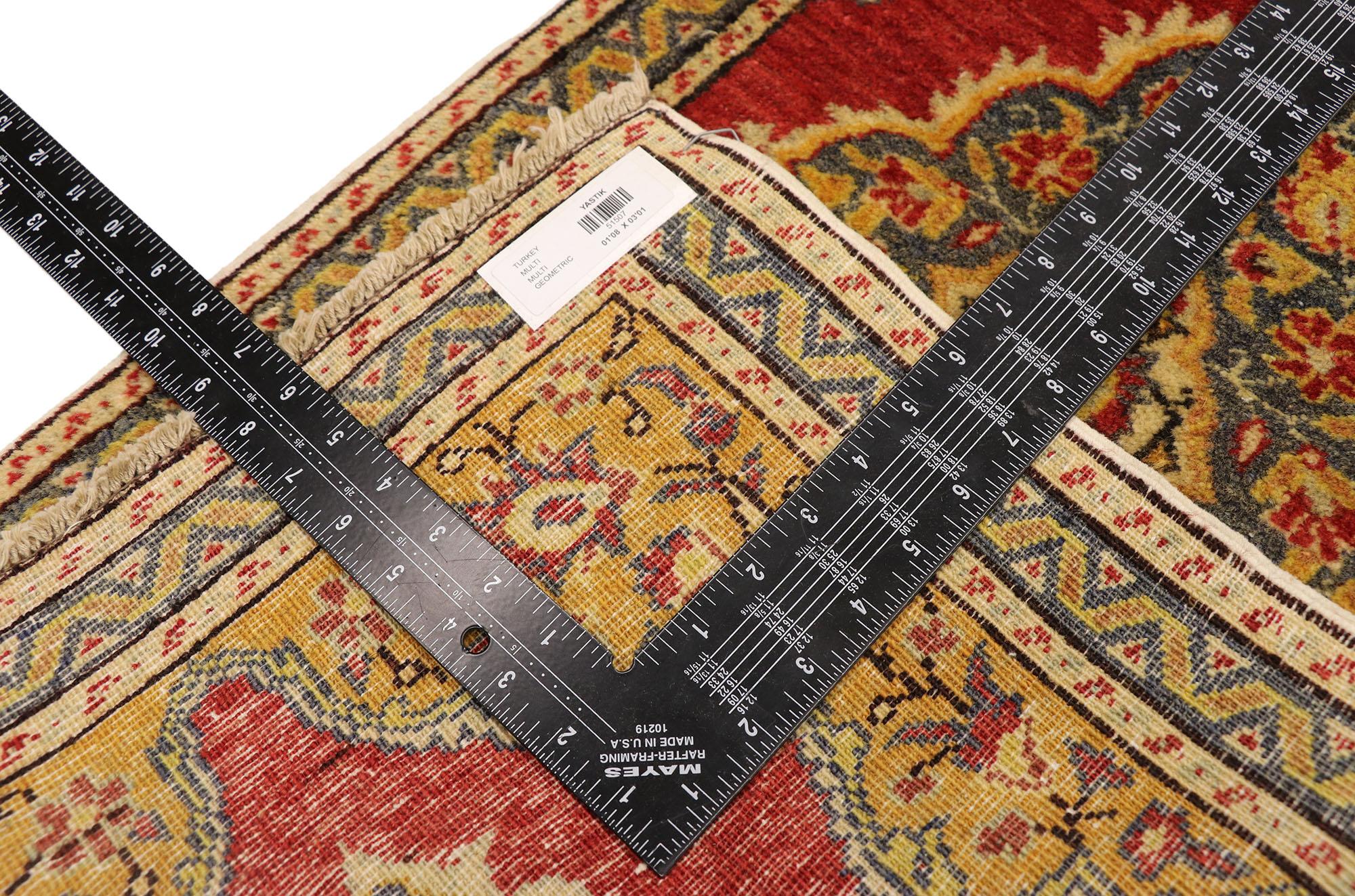 Türkischer Teppich im Vintage-Stil: Timeless Appeal trifft auf stilvolle Langlebigkeit im Zustand „Gut“ im Angebot in Dallas, TX