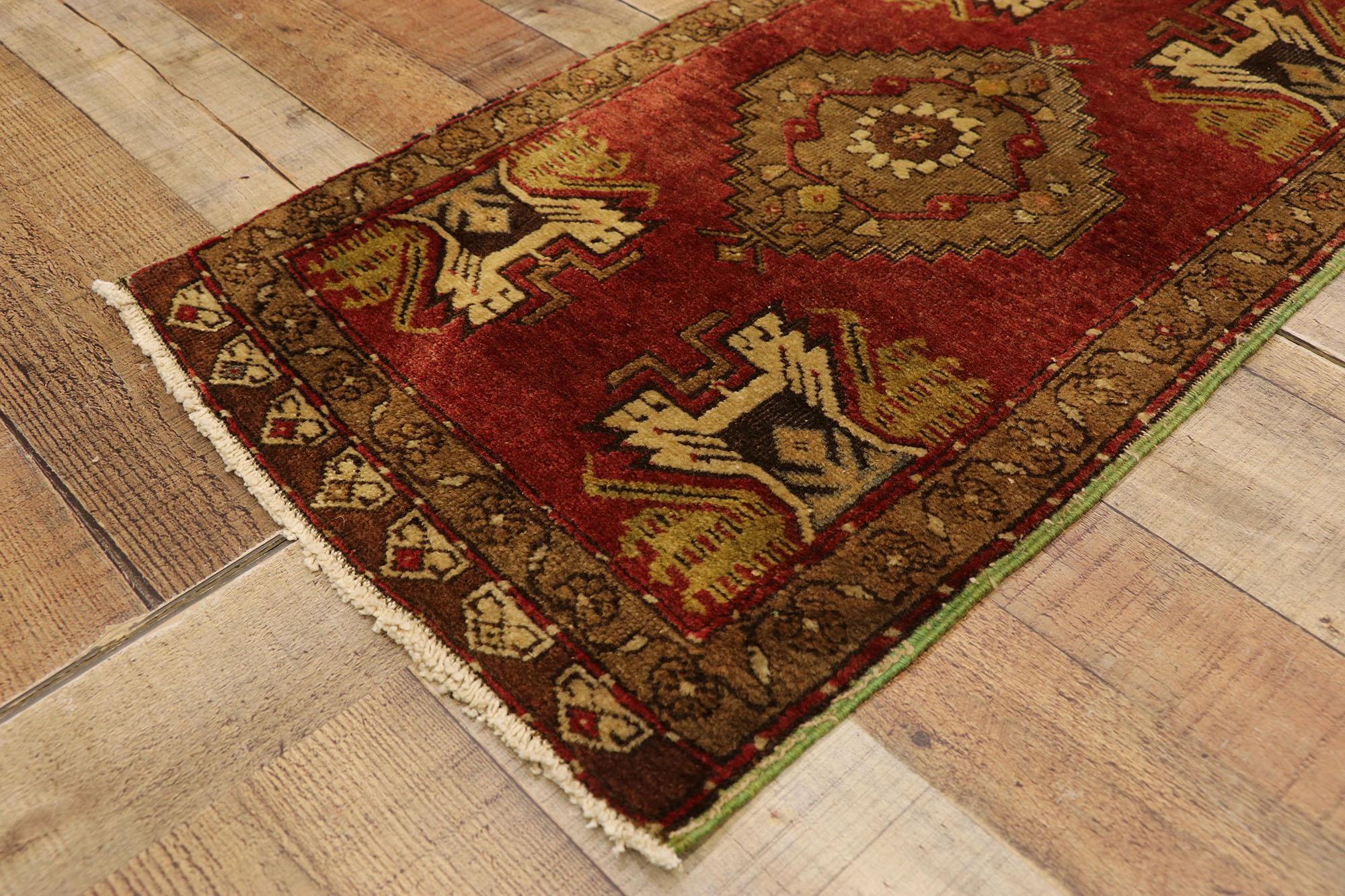 Türkischer Teppich im Vintage-Stil: Timeless Appeal trifft auf stilvolle Langlebigkeit im Zustand „Gut“ im Angebot in Dallas, TX