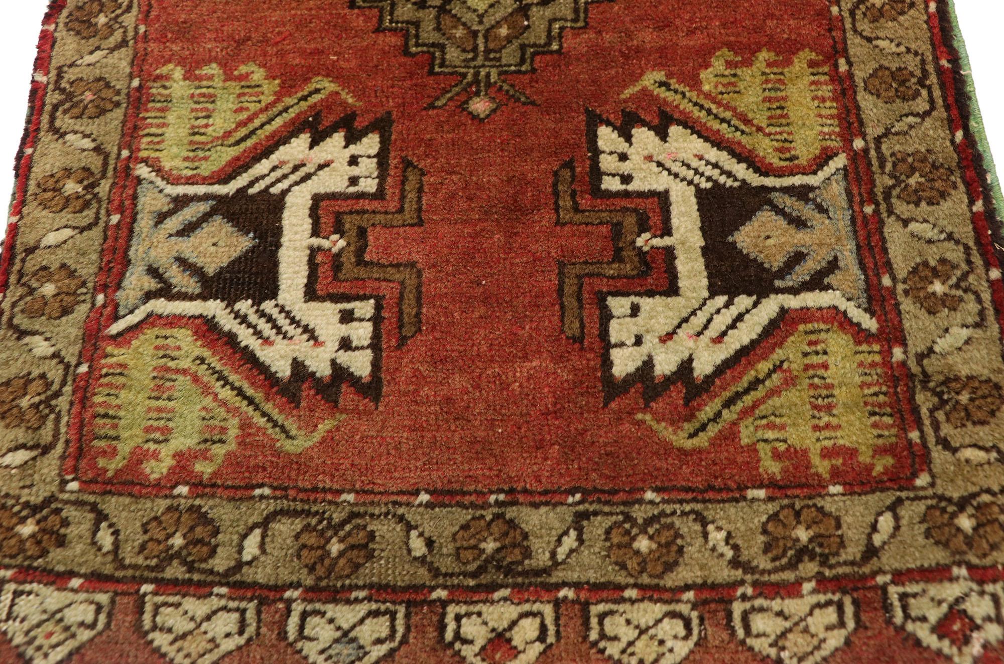 Türkischer Teppich im Vintage-Stil: Timeless Appeal trifft auf stilvolle Langlebigkeit im Zustand „Gut“ im Angebot in Dallas, TX