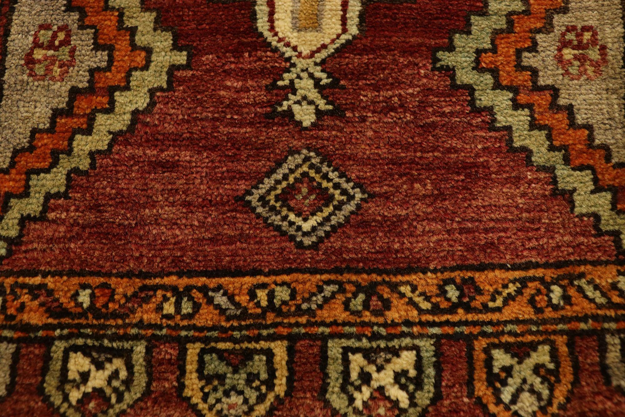 Türkischer Teppich im Vintage-Stil: Timeless Appeal trifft auf stilvolle Langlebigkeit im Zustand „Gut“ im Angebot in Dallas, TX
