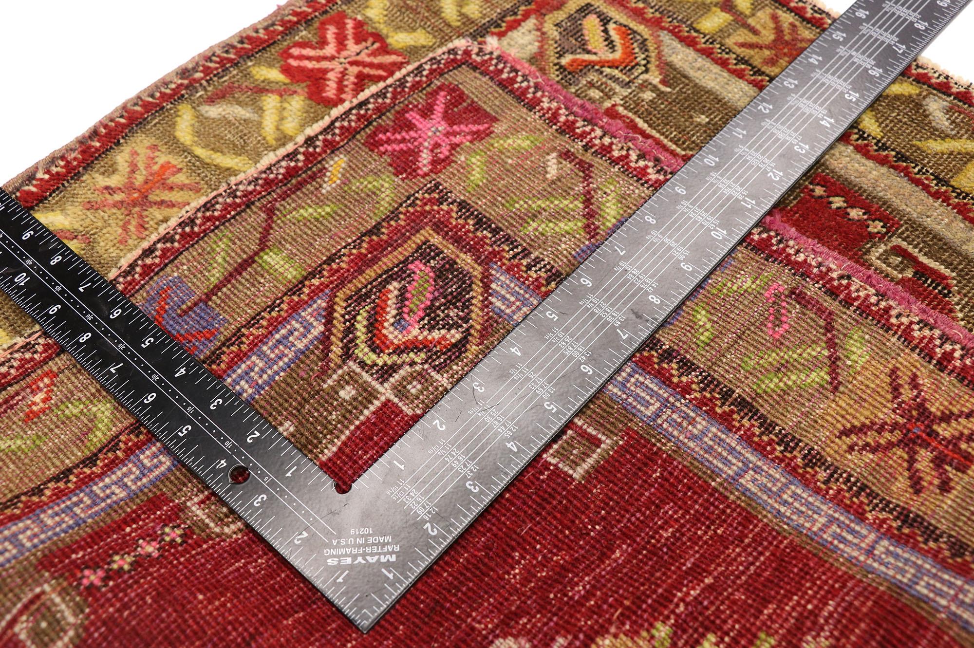 Türkischer Teppich im Vintage-Stil: Timeless Appeal trifft auf stilvolle Langlebigkeit im Zustand „Gut“ im Angebot in Dallas, TX