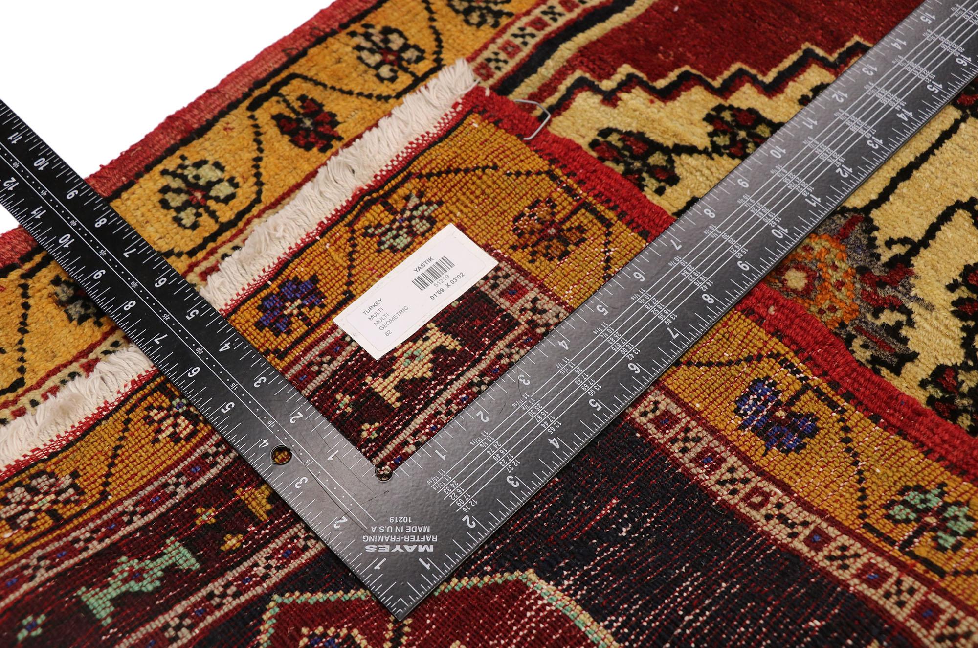 Türkischer Teppich im Vintage-Stil: Timeless Appeal trifft auf stilvolle Langlebigkeit im Zustand „Gut“ im Angebot in Dallas, TX