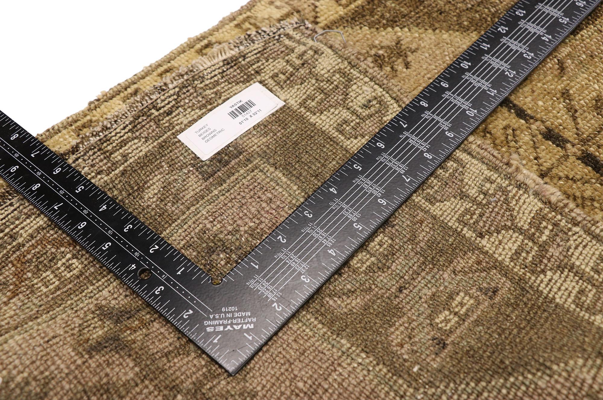 Türkischer Teppich im Vintage-Stil: Timeless Appeal trifft auf stilvolle Langlebigkeit im Zustand „Gut“ im Angebot in Dallas, TX