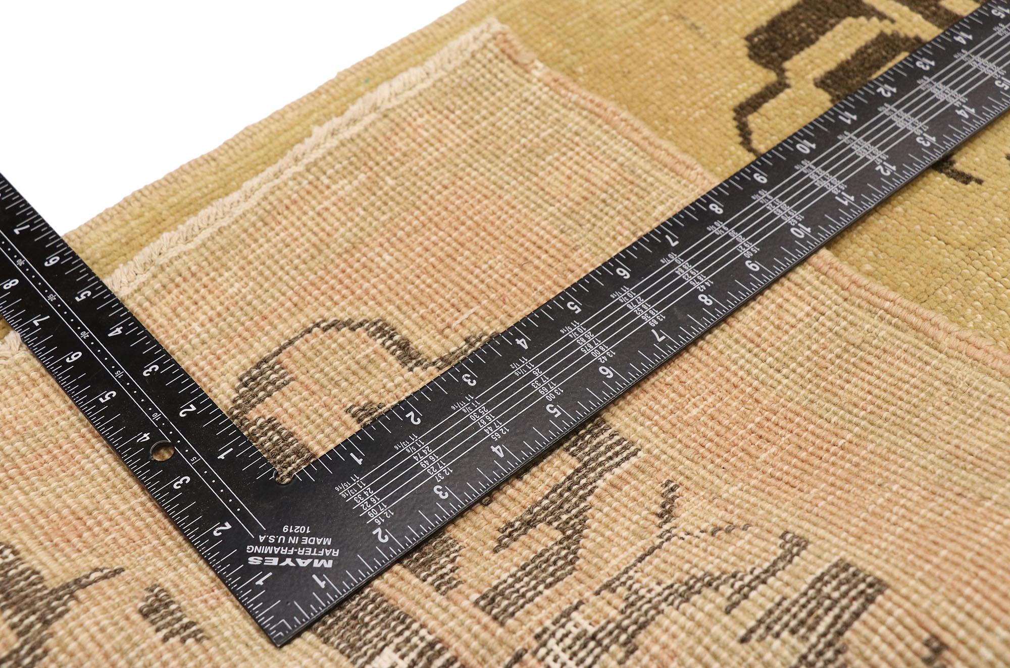 Türkischer Teppich im Vintage-Stil: Timeless Appeal trifft auf stilvolle Langlebigkeit im Zustand „Gut“ im Angebot in Dallas, TX
