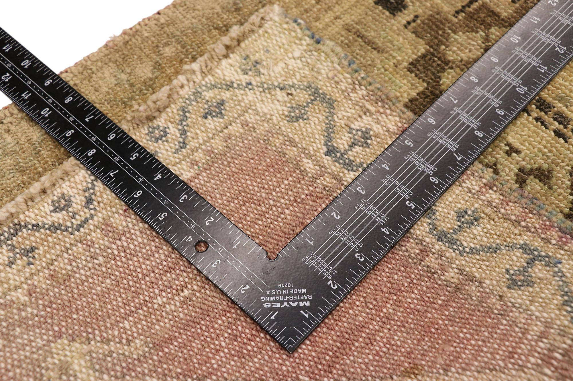 Türkischer Teppich im Vintage-Stil: Timeless Appeal trifft auf stilvolle Langlebigkeit im Zustand „Gut“ im Angebot in Dallas, TX