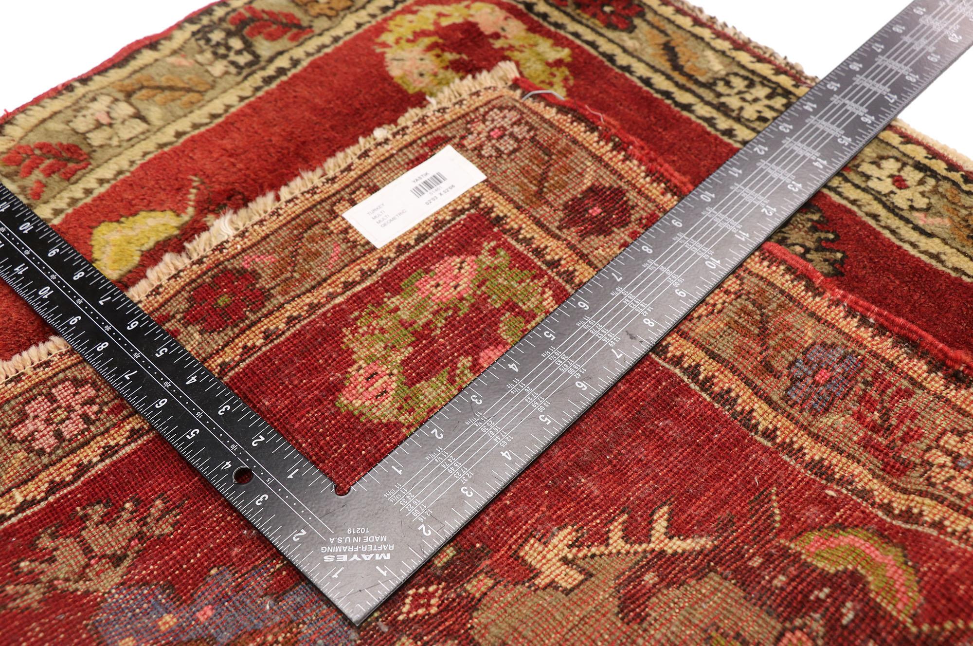 Türkischer Teppich im Vintage-Stil: Timeless Appeal trifft auf stilvolle Langlebigkeit im Zustand „Gut“ im Angebot in Dallas, TX