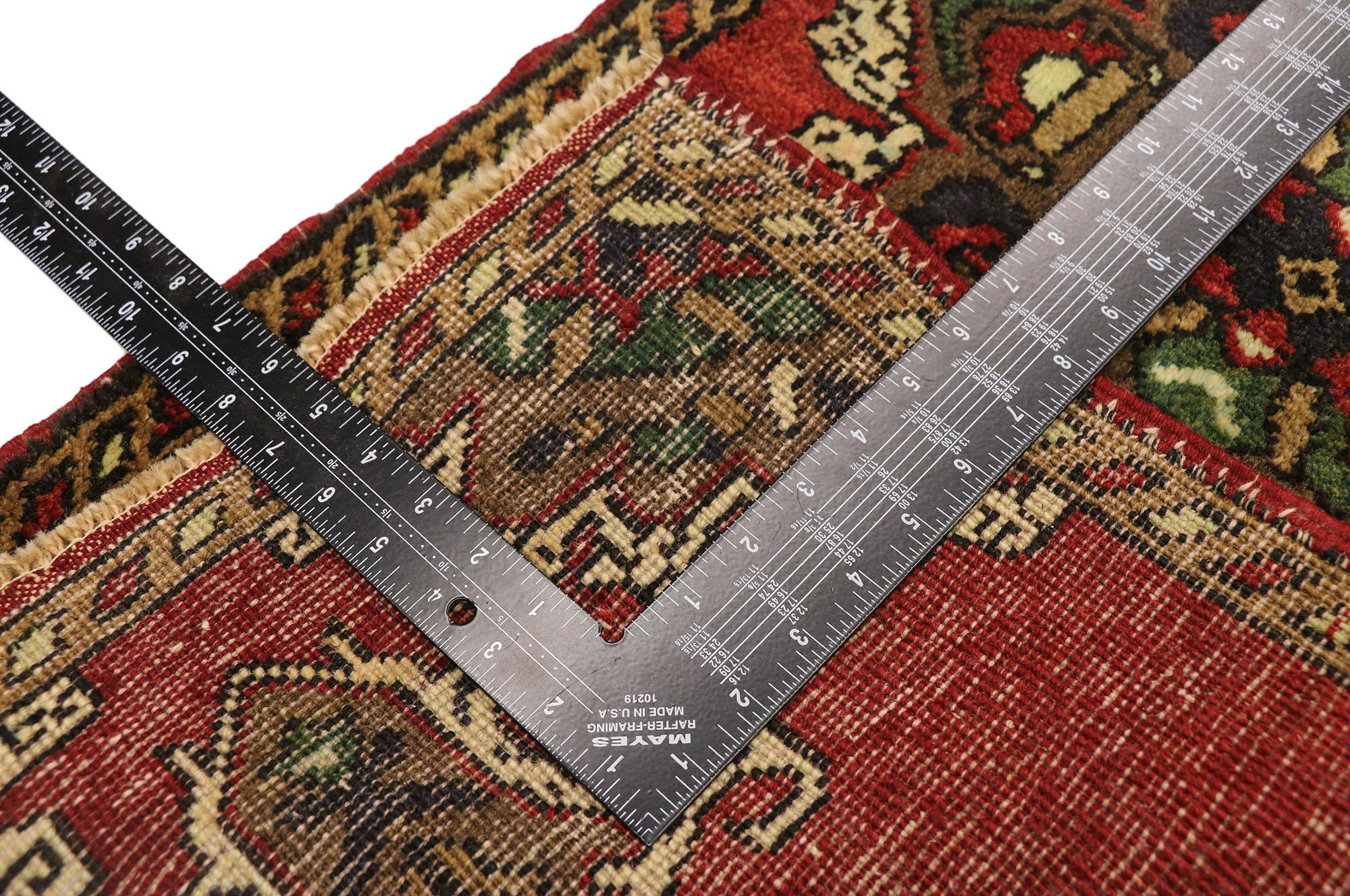 Türkischer Teppich im Vintage-Stil: Timeless Appeal trifft auf stilvolle Langlebigkeit im Zustand „Gut“ im Angebot in Dallas, TX