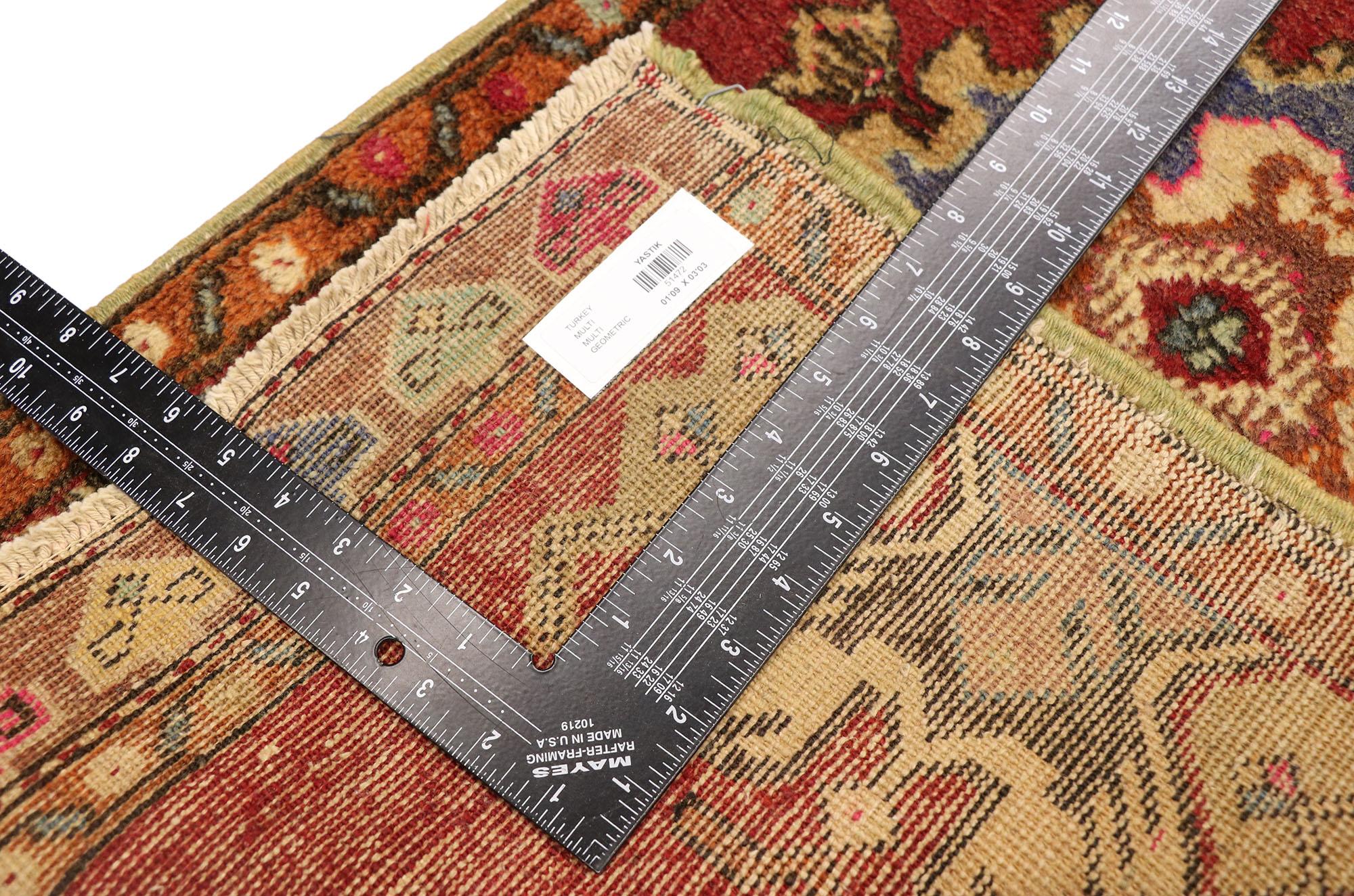 Türkischer Teppich im Vintage-Stil: Timeless Appeal trifft auf stilvolle Langlebigkeit im Zustand „Gut“ im Angebot in Dallas, TX